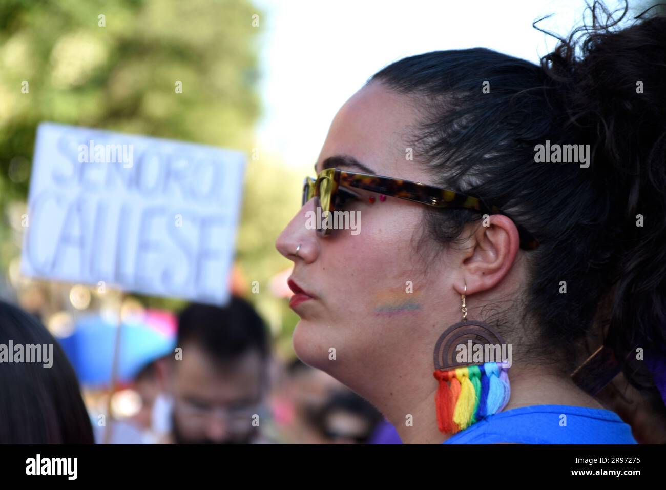 Madrid, Madrid, Spanien. 24. Juni 2023. Hunderte von Menschen sind in die Straßen des Madrider Viertels Vallecas im traditionellen Vallecano Pride gegangen. (Kreditbild: © Richard Zubelzu/ZUMA Press Wire) NUR REDAKTIONELLE VERWENDUNG! Nicht für den kommerziellen GEBRAUCH! Kredit: ZUMA Press, Inc./Alamy Live News Stockfoto