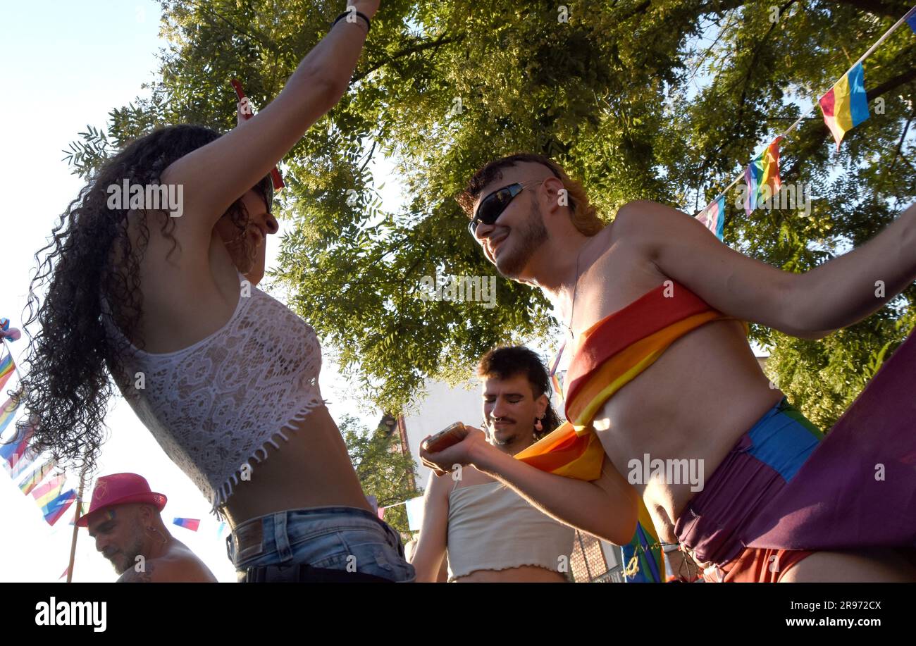 Madrid, Madrid, Spanien. 24. Juni 2023. Hunderte von Menschen sind in die Straßen des Madrider Viertels Vallecas im traditionellen Vallecano Pride gegangen. (Kreditbild: © Richard Zubelzu/ZUMA Press Wire) NUR REDAKTIONELLE VERWENDUNG! Nicht für den kommerziellen GEBRAUCH! Kredit: ZUMA Press, Inc./Alamy Live News Stockfoto