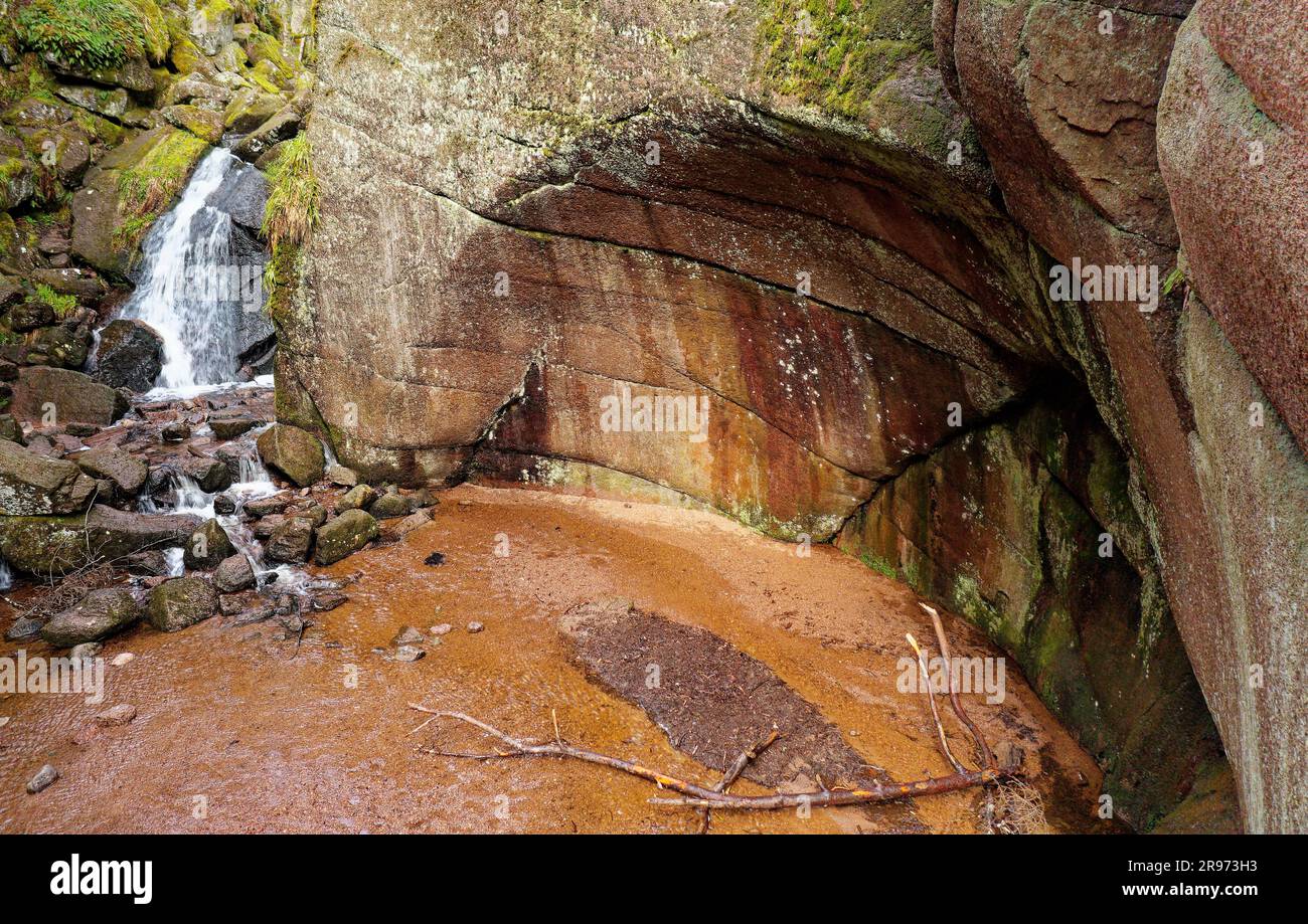 Burn O’VAT, Dinnet, Schottland. Vor c14000 Jahren entstandenes Erosionsmerkmal aus dem Schrottloch der Eiszeit, das von Felsbrocken in sintflutartigen Schmelzwasserkesseln aus Granit geformt wurde Stockfoto