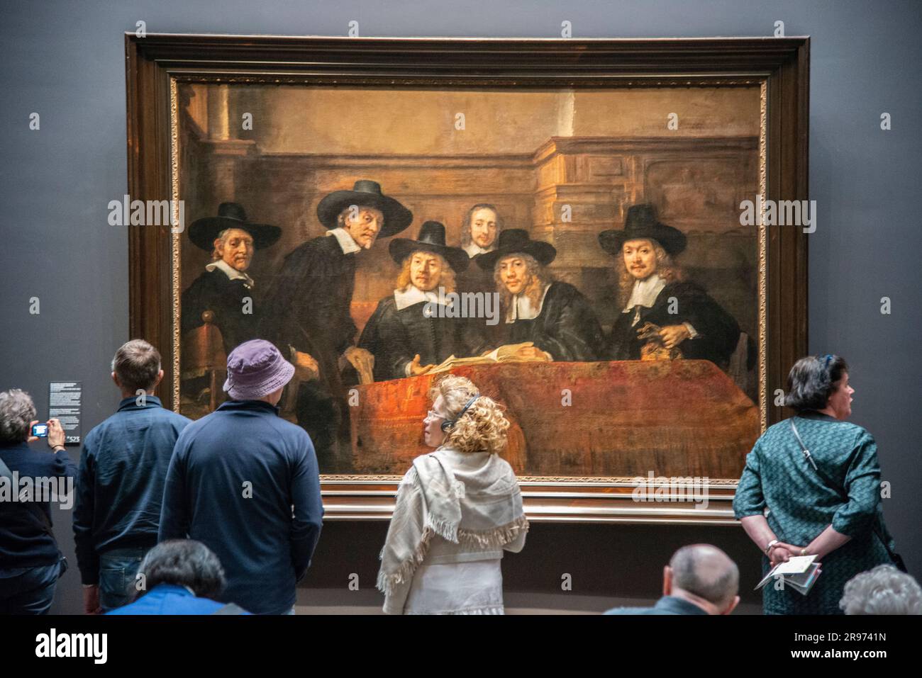 Besucher des Rijksmuseums in Amsterdam, die das Rembrandt-Gemälde namens Sampling Officials betrachten. Stockfoto