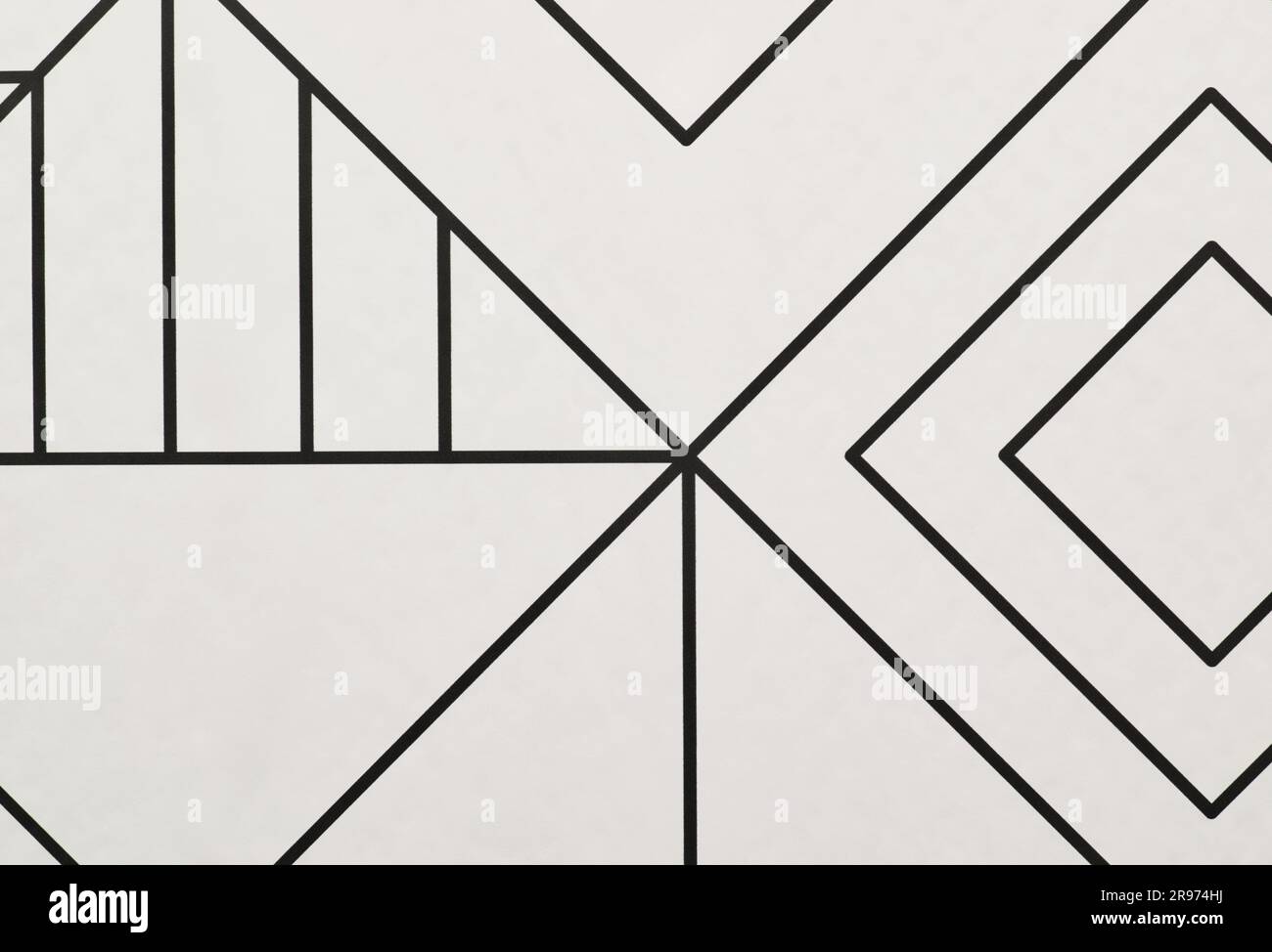Tapetendesign im Innenbereich, schwarze gemusterte Linien auf weißem Hintergrund. Moderne Einrichtung in geometrischem Stil. Stockfoto
