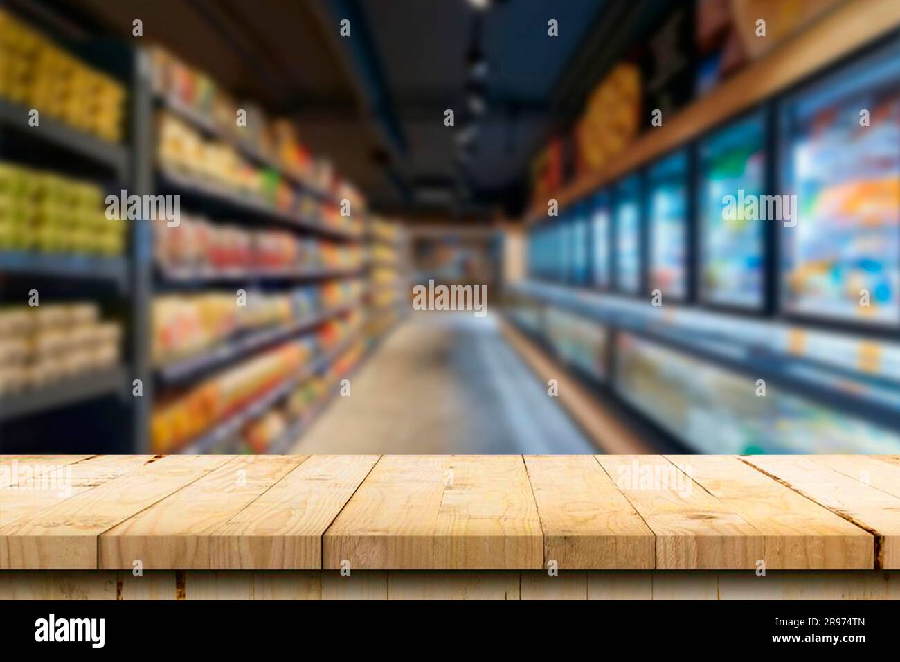 Leere Holztischplatte auf verschwommenen Marktfrüchten. Können montieren oder zeigen Sie Ihre Produkte auf dieser Arbeitsplatte im Geschäft Stockfoto