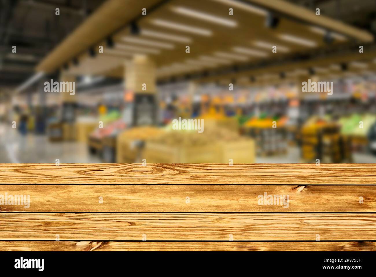 Leere Holztischplatte auf verschwommenen Marktfrüchten. Können montieren oder zeigen Sie Ihre Produkte auf dieser Arbeitsplatte im Geschäft Stockfoto
