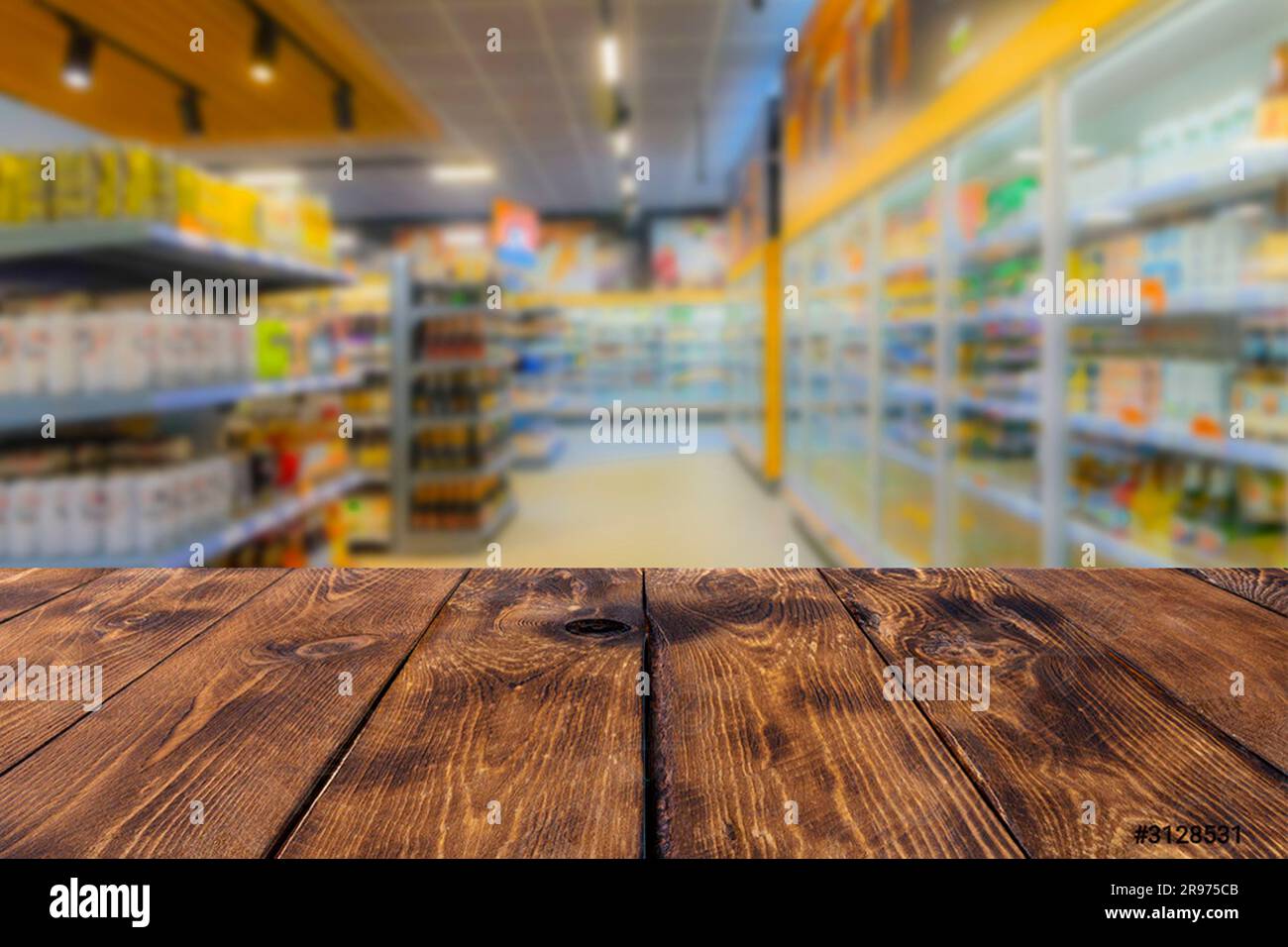 Leere Holztischplatte auf verschwommenen Marktfrüchten. Können montieren oder zeigen Sie Ihre Produkte auf dieser Arbeitsplatte im Geschäft Stockfoto