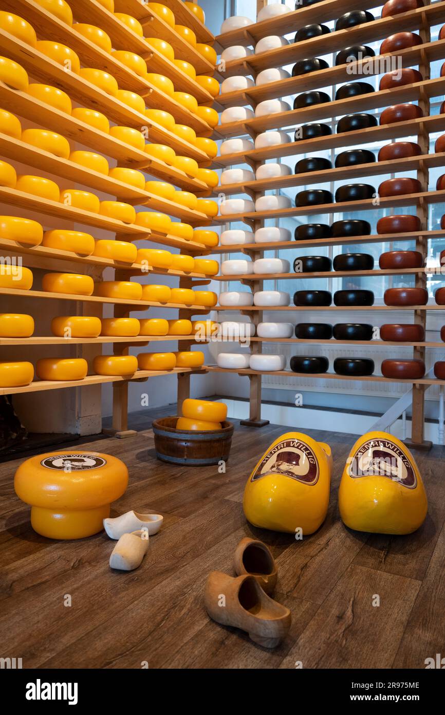 Kleines Henri-Willig-Käsemuseum in Amsterdam mit gestapelten Käserädern und Holzschuhen groß und klein Stockfoto