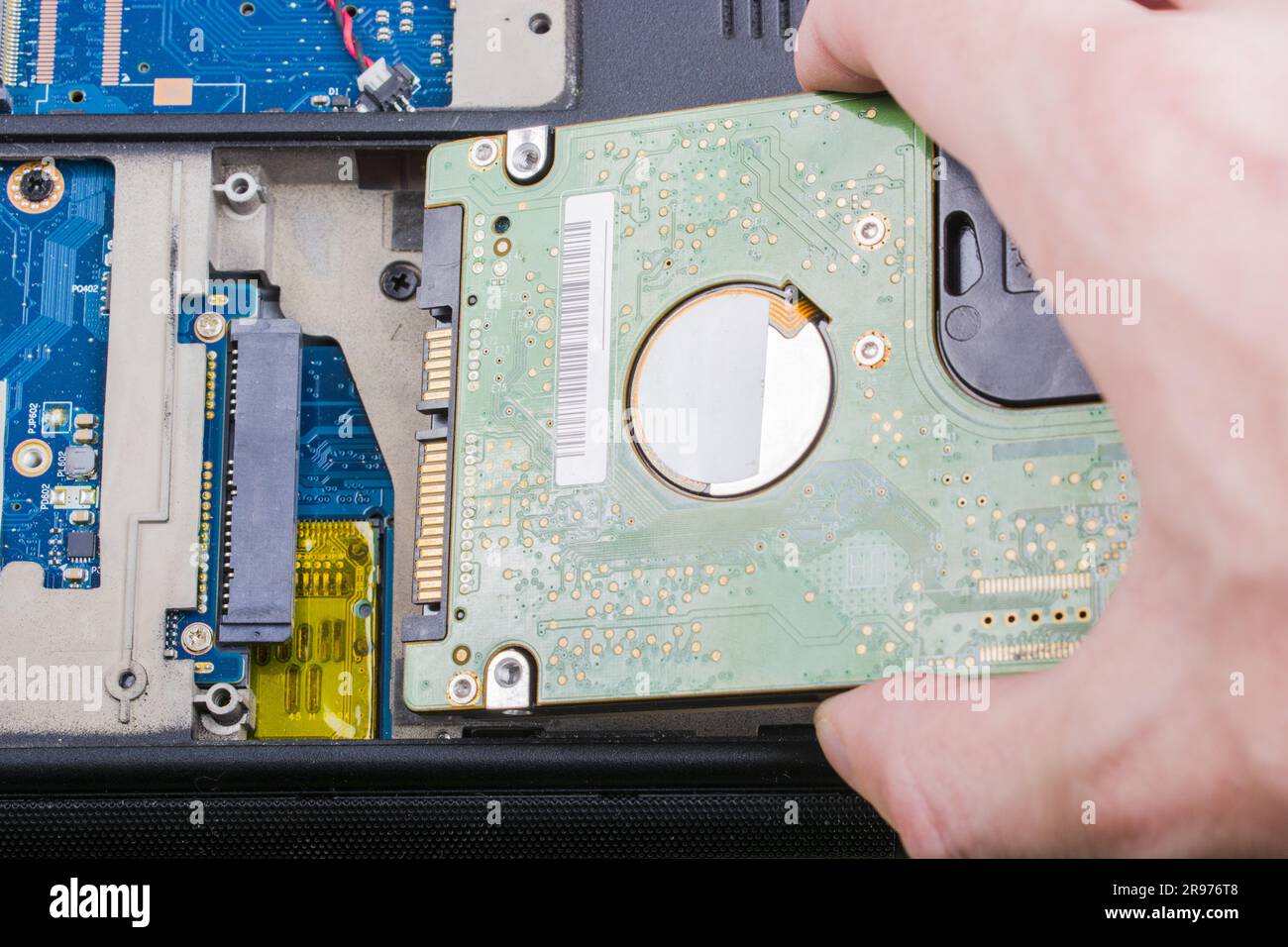 Cyber Data Attack Konzept: Kaputter Laptop, Crash-Motherboard, Speicher Festplatte elektronische Hardware Probleme auf weißem Desktop, Backup Information Maintenance Stockfoto