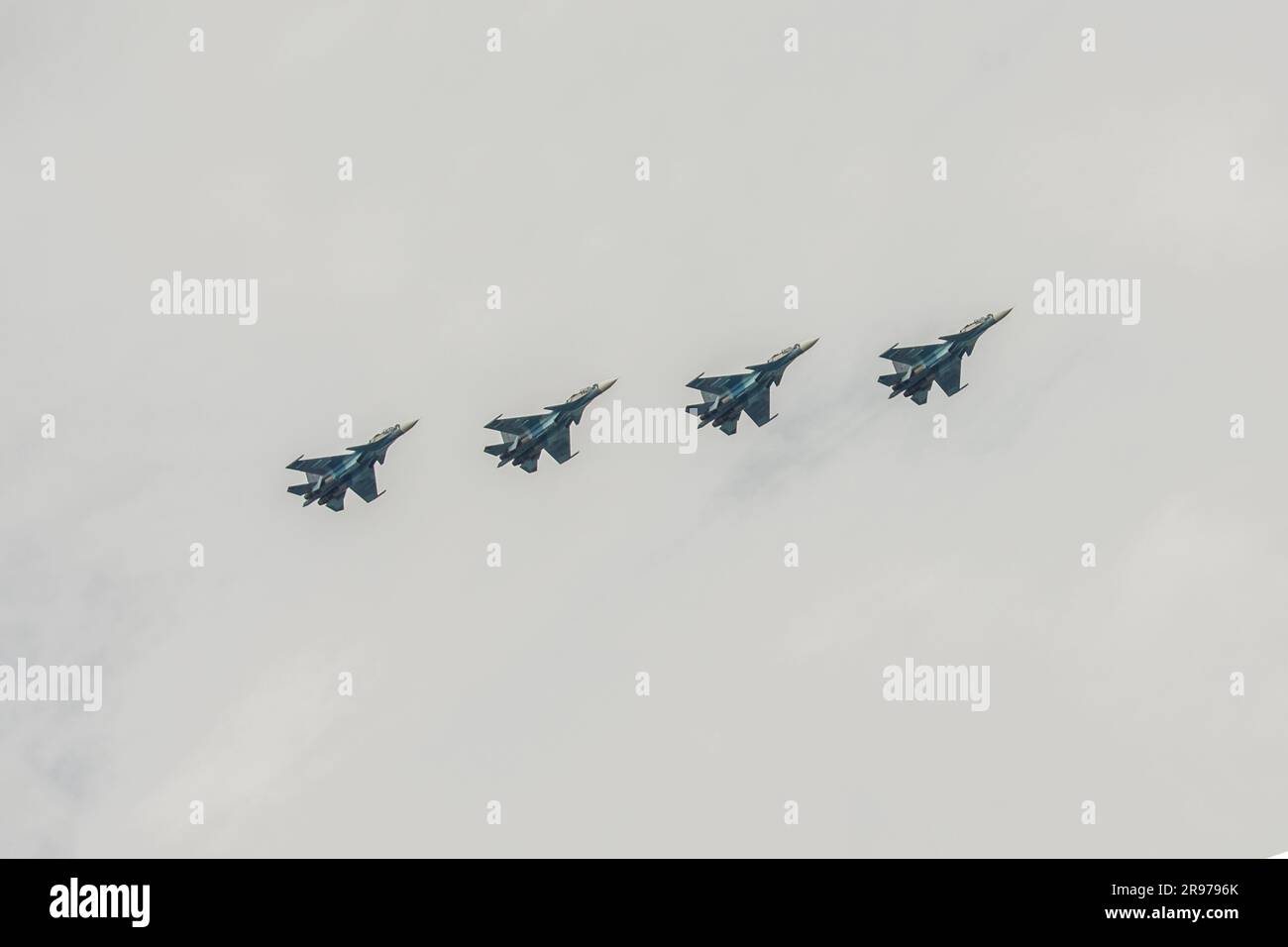 ST. PETERSBURG, RUSSLAND - 09. MAI 2017: Vier Mehrzweck-SU-27-Jäger im bewölkten Himmel. Fragmente der Militärparade zu Ehren des Sieges Stockfoto