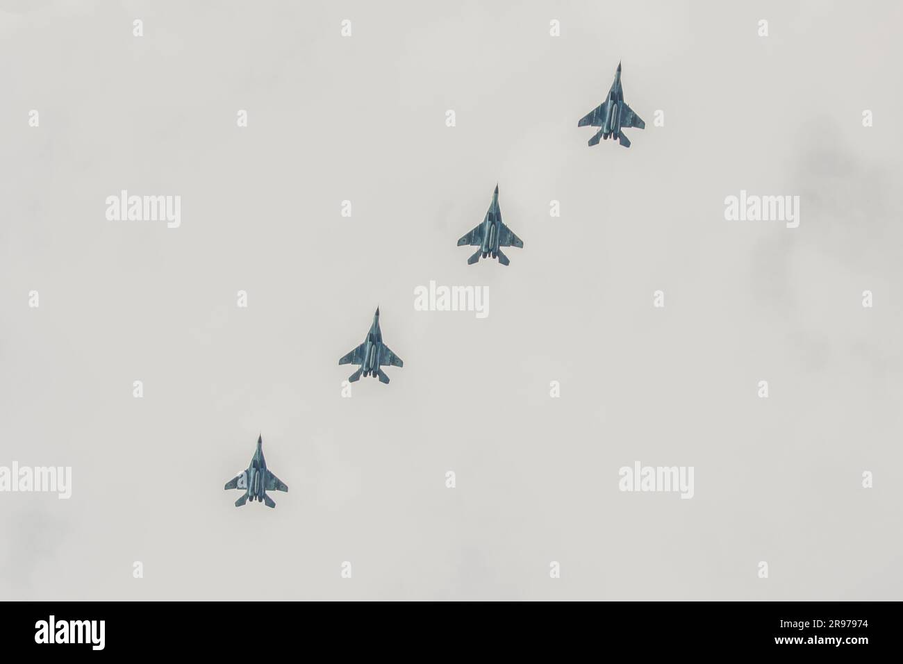 ST. PETERSBURG, RUSSLAND - 09. MAI 2017: Vier Mehrzweck-SU-27-Jäger im bewölkten Himmel. Fragmente der Militärparade zu Ehren des Sieges Stockfoto