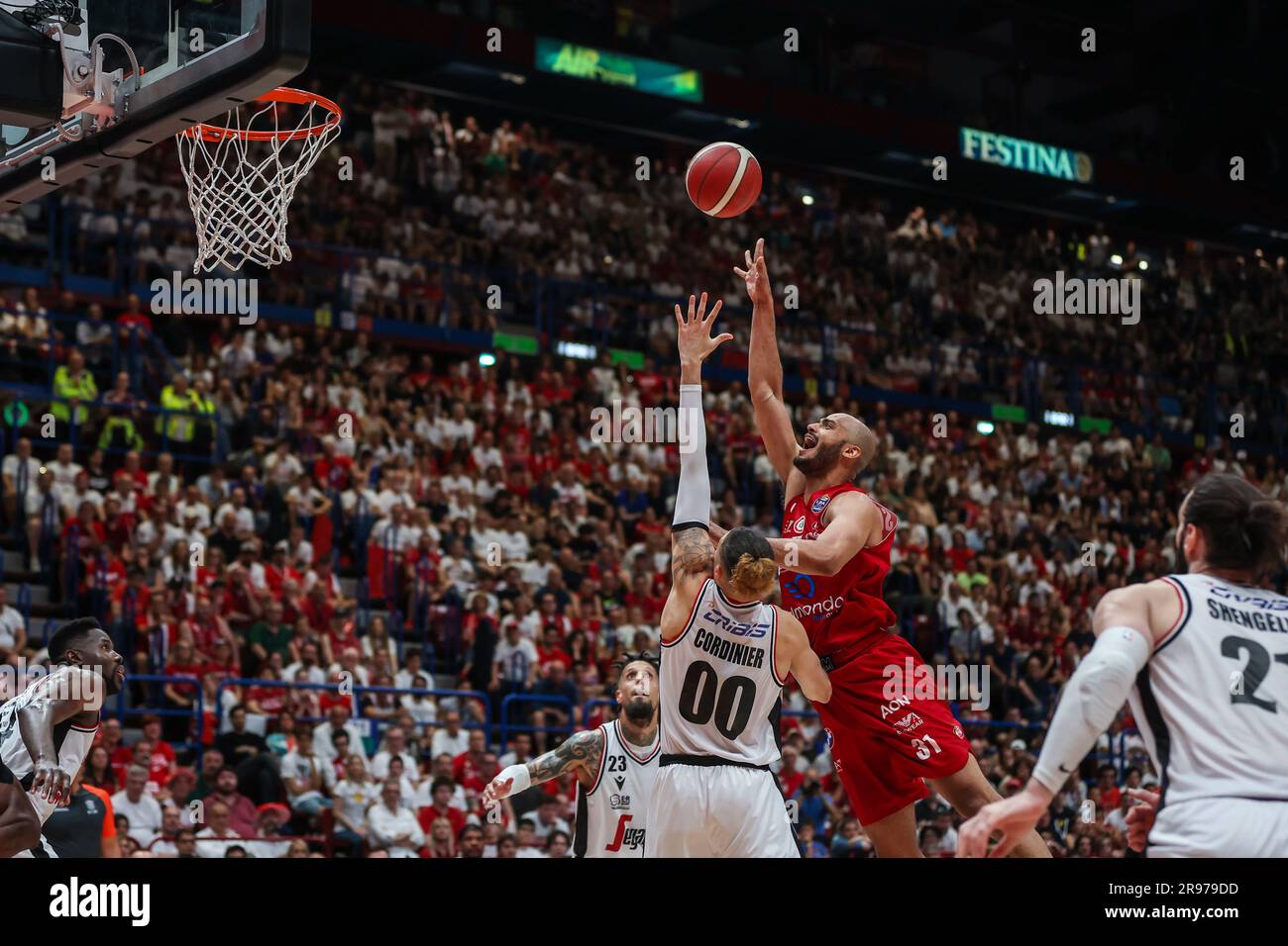 Mailand, Italien. 23. Juni 2023. Shavon Shields #31 of EA7 Emporio Armani Milan (R) in Aktion mit Isaia Cordinier #00 von Virtus Segafredo Bologna (L) während der LBA Lega Basket A Finals 2023 Game 7 zwischen EA7 Emporio Armani Milan und Virtus Segafredo Bologna am Mediolanum Forum, Mailand, Italien am 23. Juni, 2023 – Photo FCI/Fabrizio Carabelli Credit: SOPA Images Limited/Alamy Live News Stockfoto