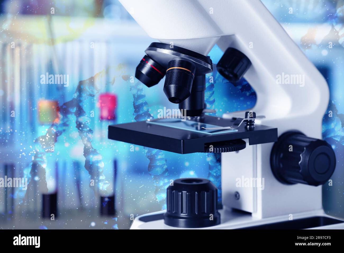 Gentests. Mikroskop und Darstellung der DNS-Struktur im Labor Stockfoto