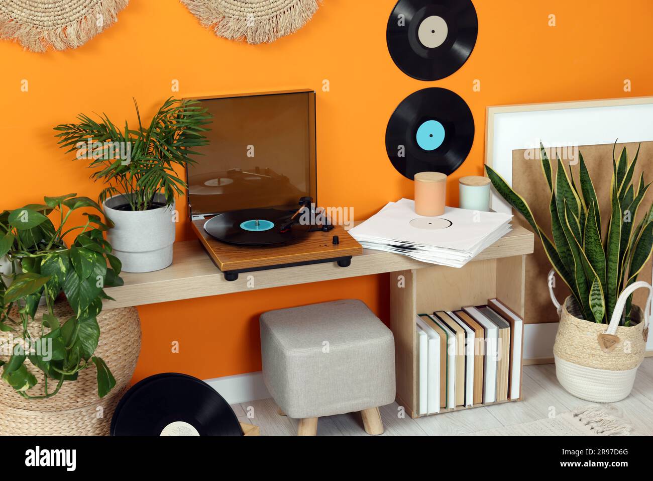 Stilvoller Plattenspieler mit Schallplatte auf dem Konsolentisch in einem gemütlichen Zimmer Stockfoto