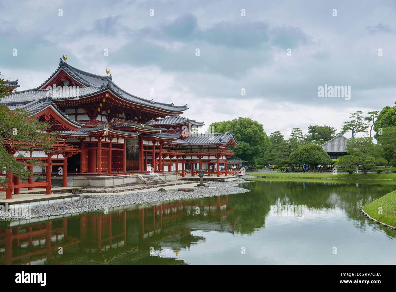 Die Phoenix Hall of Byodoin Temple, ein UNESCO-Weltkulturerbe. Kyoto sollte ein sehr geeigneter Ort für langsame Reisen sein. Japan Stockfoto