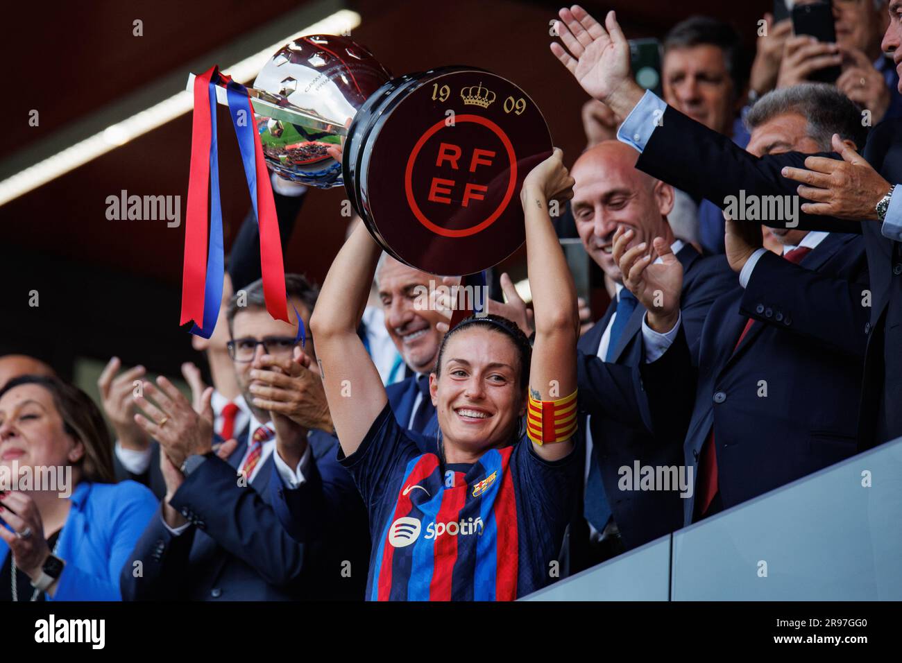 BARCELONA – APR 30: Alexia Putellas feiert mit dem Pokal beim Spiel der Primera Division Femenina zwischen dem FC Barcelona und Sporting de Huelva im Stockfoto