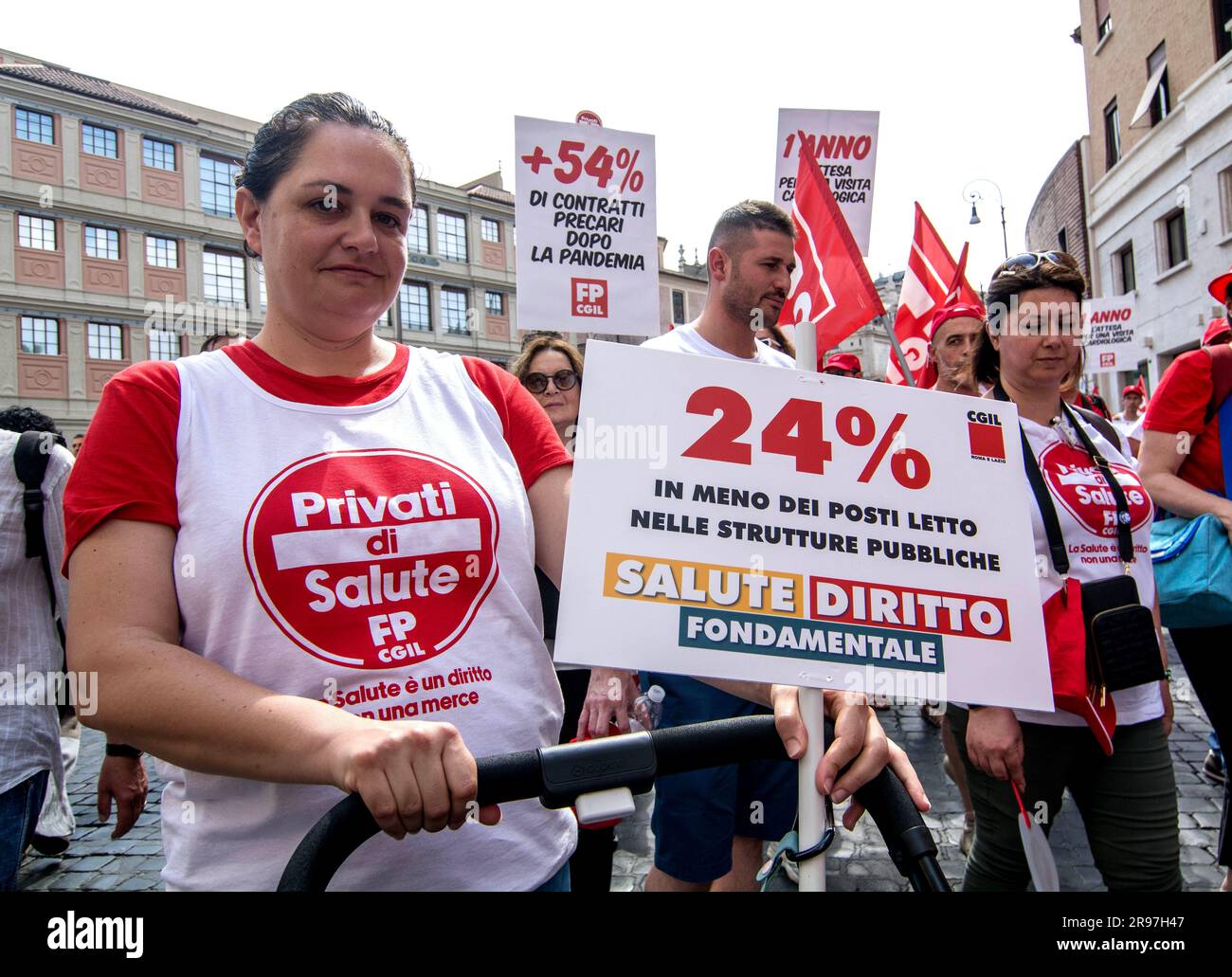 Rom, Italien, Italien. 24. Juni 2023. Demonstration aufgerufen von der Konföderalen Gewerkschaft CGIL (Confederazione Generale Italiana del Lavoro, Italiens älteste und repräsentativste Arbeitsorganisation) zur Verteidigung des Rechts auf Gesundheitsversorgung, mit dem Ziel der Verteidigung der öffentlichen Gesundheitsversorgung (Credit Image: © Patrizia Cortellessa/Pacific Press via ZUMA Press Wire) NUR REDAKTIONELLE VERWENDUNG! Nicht für den kommerziellen GEBRAUCH! Stockfoto