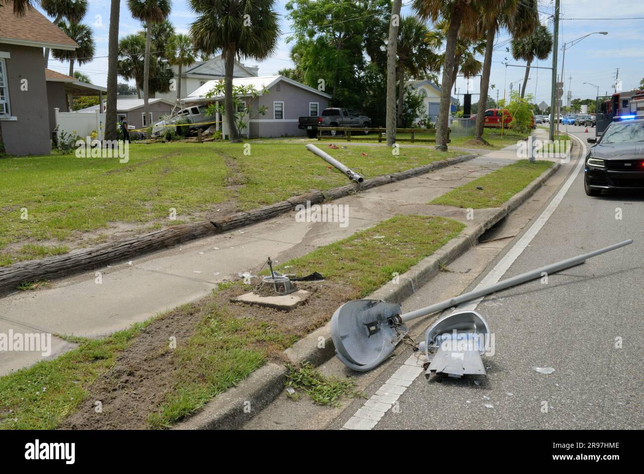 Melbourne, Brevard County, Florida, USA. 24. Juni 2023. Beschrieben von Zeugen eines Verkehrsunfalls, der die Anstifter Toyota Pickup Truck über eine fünfspurige Hauptstraße, Bürgersteig, Hof schickte, eine Straßenlaterne über eine Einfahrt zerstörte und schließlich in ein Haus stürzte. Es wurden keine Verletzungen gemeldet und der städtische Bauinspektor wurde gerufen, Florida Power & Light hat die Stromversorgung unterbrochen. Kredit: Julian Leek/Alamy Live News Stockfoto