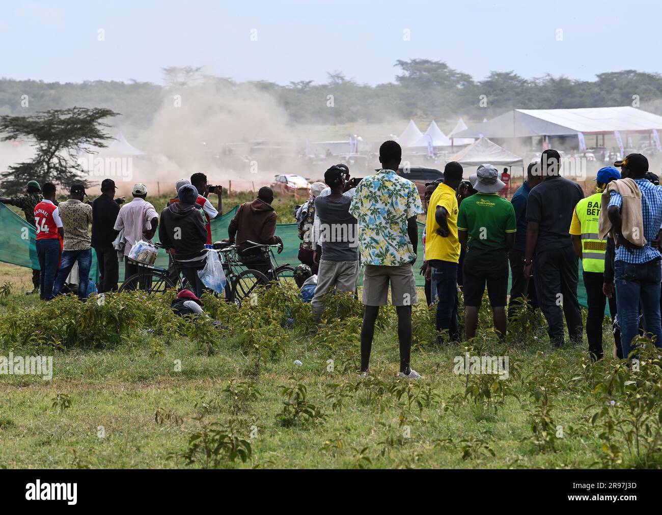 Naivasha, Kenia. 24. Juni 2023. Zuschauer beobachten das Rennen auf der Bühne des Elmenteita-Sees während der Safari-Rallye der WRC 2023 in Naivasha, Nakuru County, Kenia, 24. Juni 2023. Kredit: Han Xu/Xinhua/Alamy Live News Stockfoto