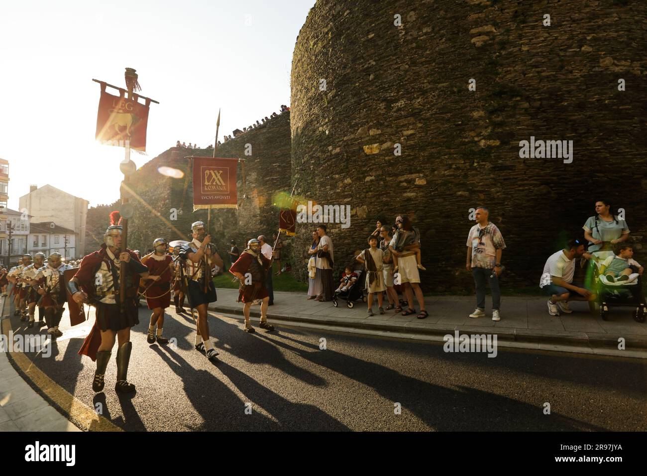 24. Juni 2023: Lugo, Galicien, Spanien. Parade von Vereinigungen, deren Mitglieder als römische Truppen und Castro-Kulturstämme charakterisiert werden, im Rahmen des Arde Lucus Festivals für internationale touristische Interessen in der ummauerten Stadt Lugo. (Kreditbild: © Cristian Leyva/ZUMA Press Wire) NUR ZUR REDAKTIONELLEN VERWENDUNG! Nicht für den kommerziellen GEBRAUCH! Stockfoto