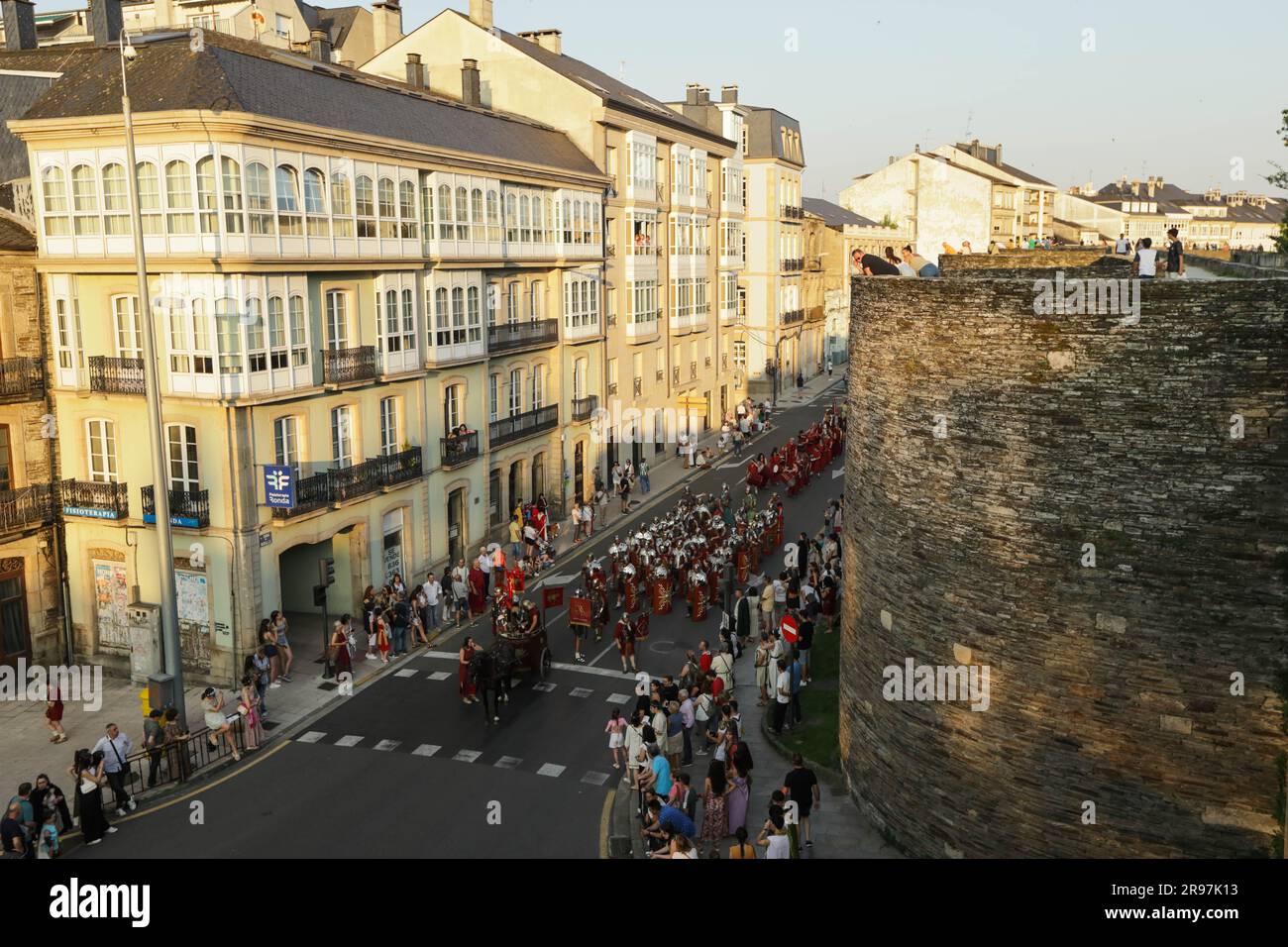 24. Juni 2023: Lugo, Galicien, Spanien. Parade von Vereinigungen, deren Mitglieder als römische Truppen und Castro-Kulturstämme charakterisiert werden, im Rahmen des Arde Lucus Festivals für internationale touristische Interessen in der ummauerten Stadt Lugo. (Kreditbild: © Cristian Leyva/ZUMA Press Wire) NUR ZUR REDAKTIONELLEN VERWENDUNG! Nicht für den kommerziellen GEBRAUCH! Stockfoto