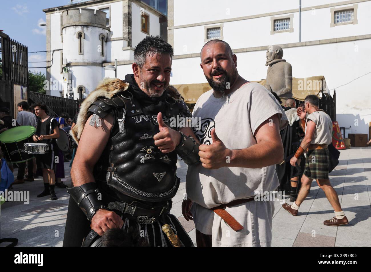 24. Juni 2023: Lugo, Galicien, Spanien. Darstellung des Angriffs auf den Berg Medulio, als die Bewohner einer Castro-Kulturstadt der römischen Invasion widerstanden, um sich endlich selbst das Leben zu nehmen, anstatt sich dem Feind zu ergeben. Die Show fand während der Arde Lucus-Feier statt, einem Festival von internationalem Touristeninteresse. (Kreditbild: © Cristian Leyva/ZUMA Press Wire) NUR ZUR REDAKTIONELLEN VERWENDUNG! Nicht für den kommerziellen GEBRAUCH! Stockfoto