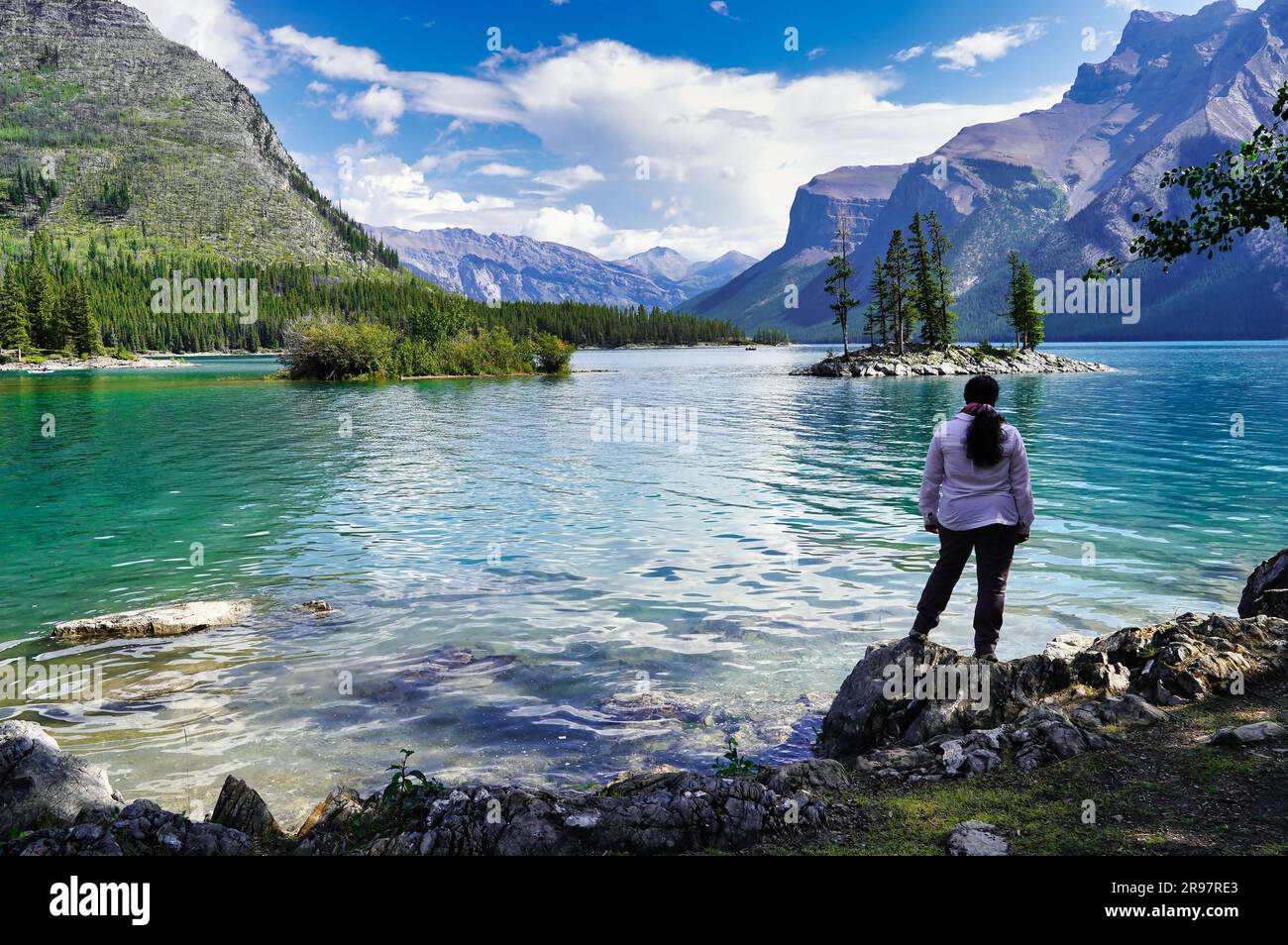 Banff, Kanada, August 26. 2022 - Ein Tourist bewundert den Minnewanka Lake bei Banff in den kanadischen rockies Stockfoto