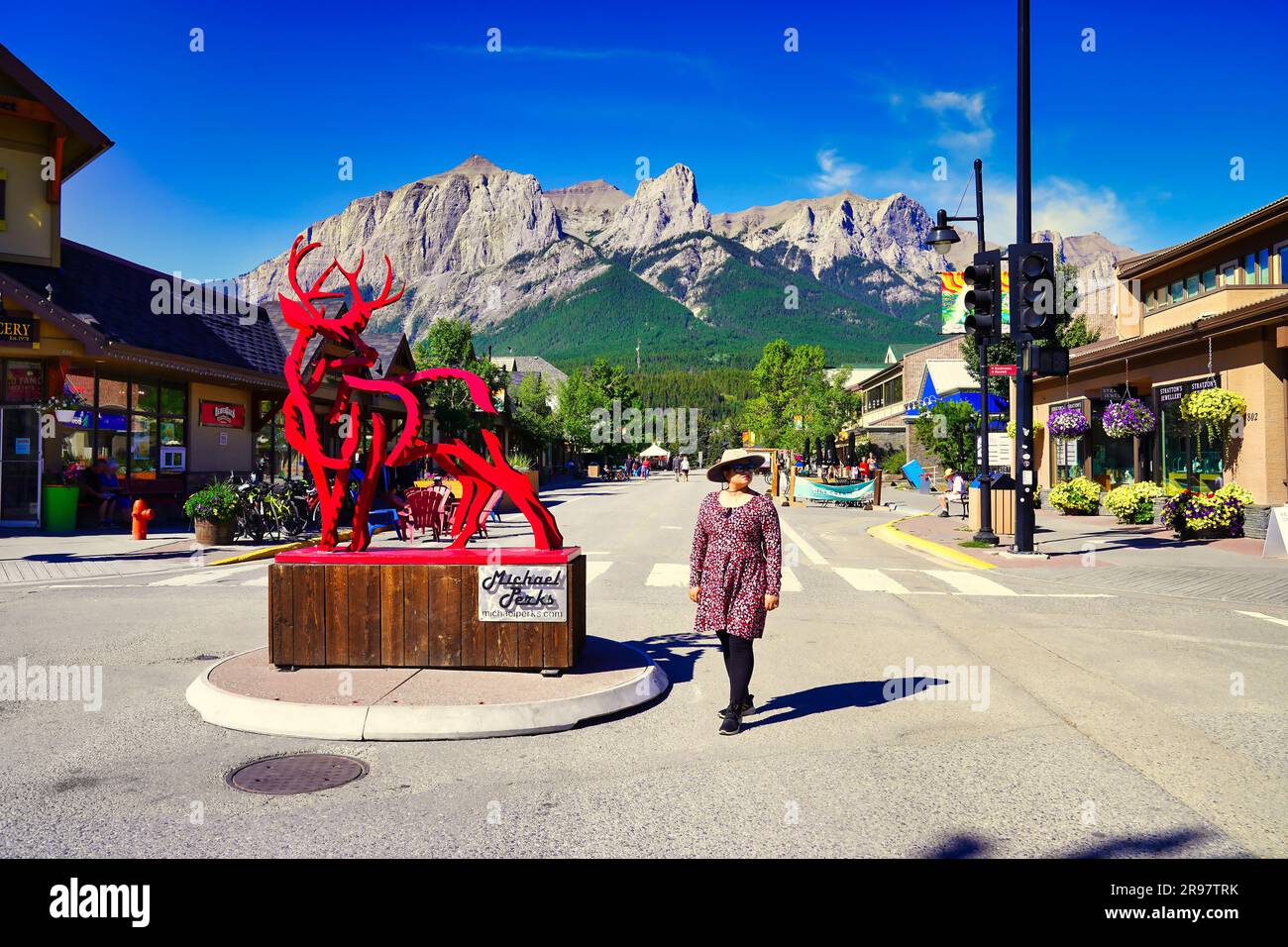 Canmore, Alberta, Kanada, August 29. 2022 – Ein Tourist ist ist auf der Hauptstraße der Stadt Canmore in den Kanadischen rockies zu sehen Stockfoto