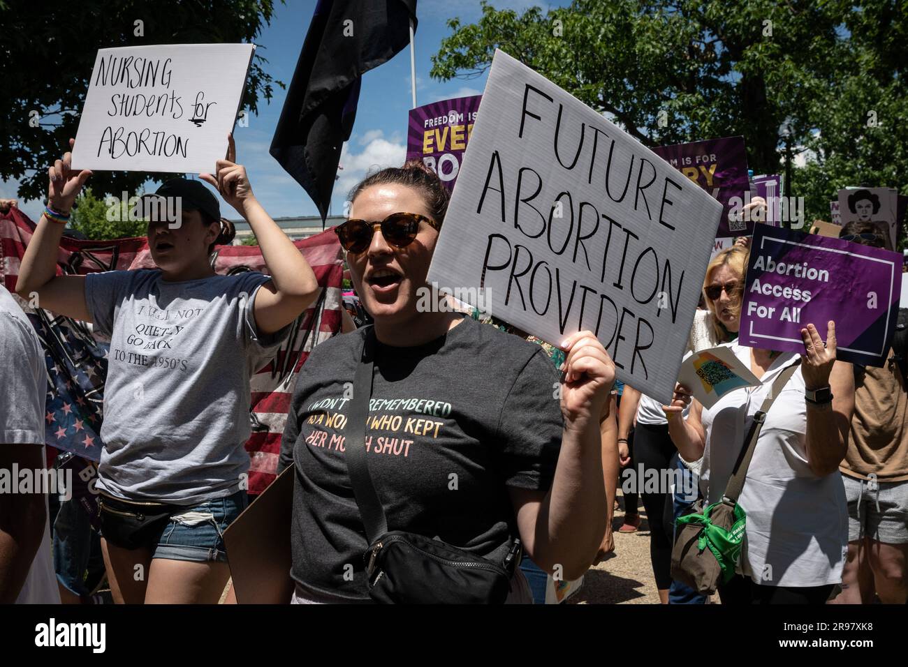 Washington DC, USA. 24. Juni 2023. Abtreibungsrechtler marschieren am 24. Juni 2023 nach Washington, D.C. Capitol Hill. Gegner und Befürworter des Abtreibungsrechts waren im Herzen der Hauptstadt der Nation gespalten, was den umstrittenen ersten Jahrestag der wegweisenden Entscheidung des Obersten Gerichtshofs zum Sturz von Roe gegen Wade beging. (Foto: Alejandro Alvarez/Sipa USA) Guthaben: SIPA USA/Alamy Live News Stockfoto