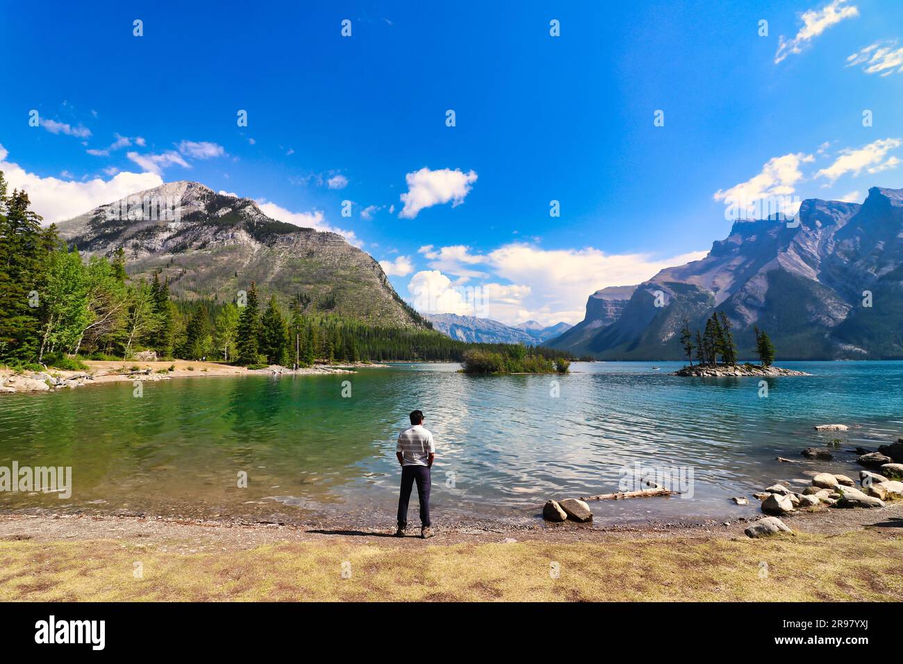 Banff, Kanada, August 26. 2022 - Ein Tourist bewundert den Minnewanka Lake bei Banff in den kanadischen rockies Stockfoto