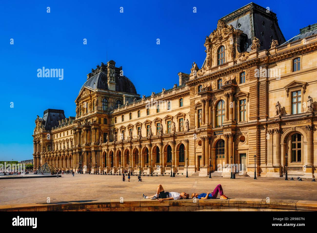 FRANKREICH.PARIS (75) 1ST. BEZIRK. DAS LOUVRE MUSEUM. PAVILLON RICHELIEU. TOURISTEN RUHEN SICH IM INNENHOF NAPOLEON AUS Stockfoto