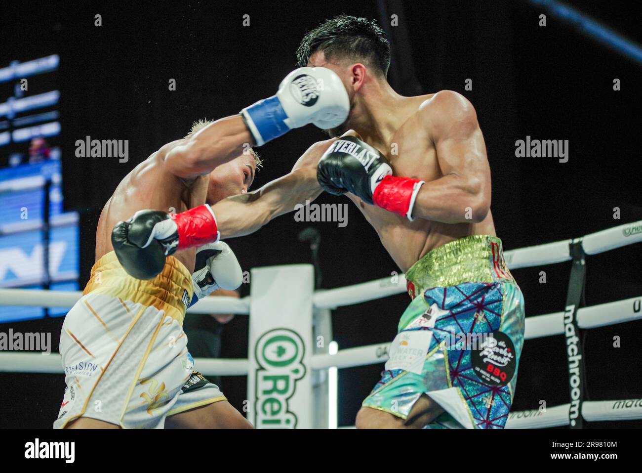 24. Juni 2023, New York City, NY, New York, USA: NEW YORK, NY- JUNI 24: (L-R) Yankiel Rivera schlägt Christian Robles in ihrem Kampf am Samstagabend im Theater im Madison Square Garden, New York City, New York, USA. (Kreditbild: © Matt Davies/PX Imagens via ZUMA Press Wire) NUR REDAKTIONELLE VERWENDUNG! Nicht für den kommerziellen GEBRAUCH! Kredit: ZUMA Press, Inc./Alamy Live News Stockfoto