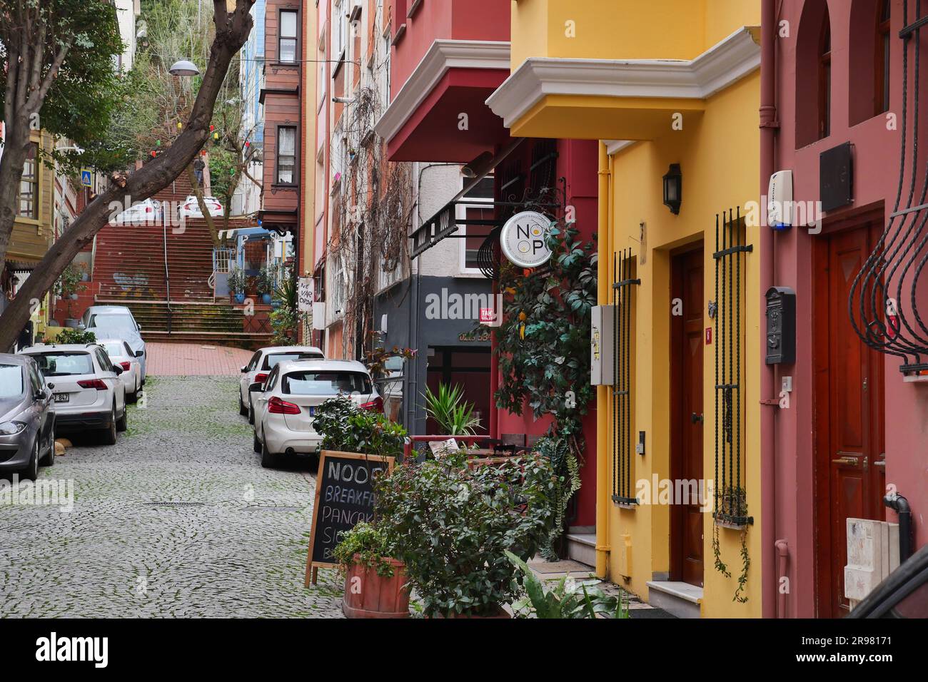 Türkei istanbul 12. märz 2023, historische farbenfrohe Häuser in KUZGUNCUK, Stockfoto