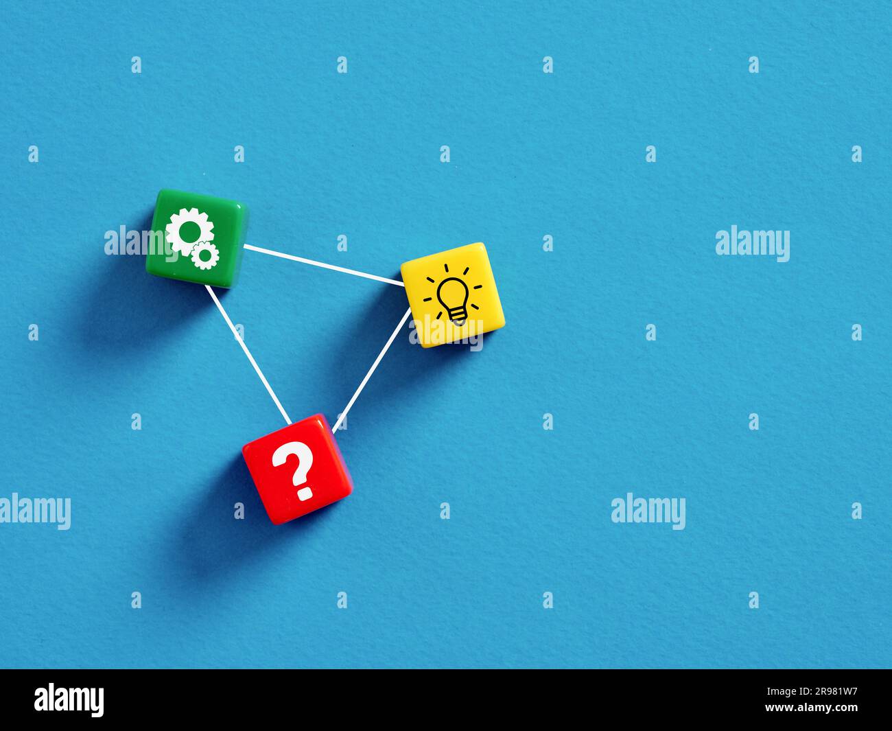 Kreativität und Problemlösung. Ideen- und Unternehmensproduktivität. Bunte Würfel mit Geschäftssymbolen auf blauem Hintergrund. Stockfoto