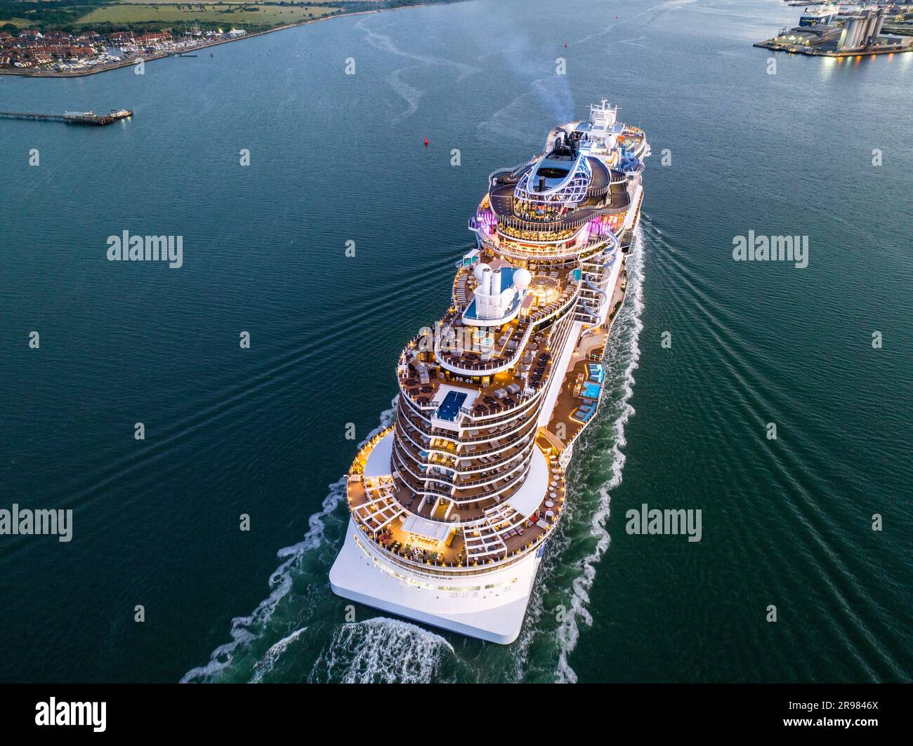 Das norwegische Prima-Schiff ist das erste von sechs Schiffen der Project Leonardo-Klasse der Norwegian Cruise Line NCL-Flotte. Luftaufnahme. Stockfoto