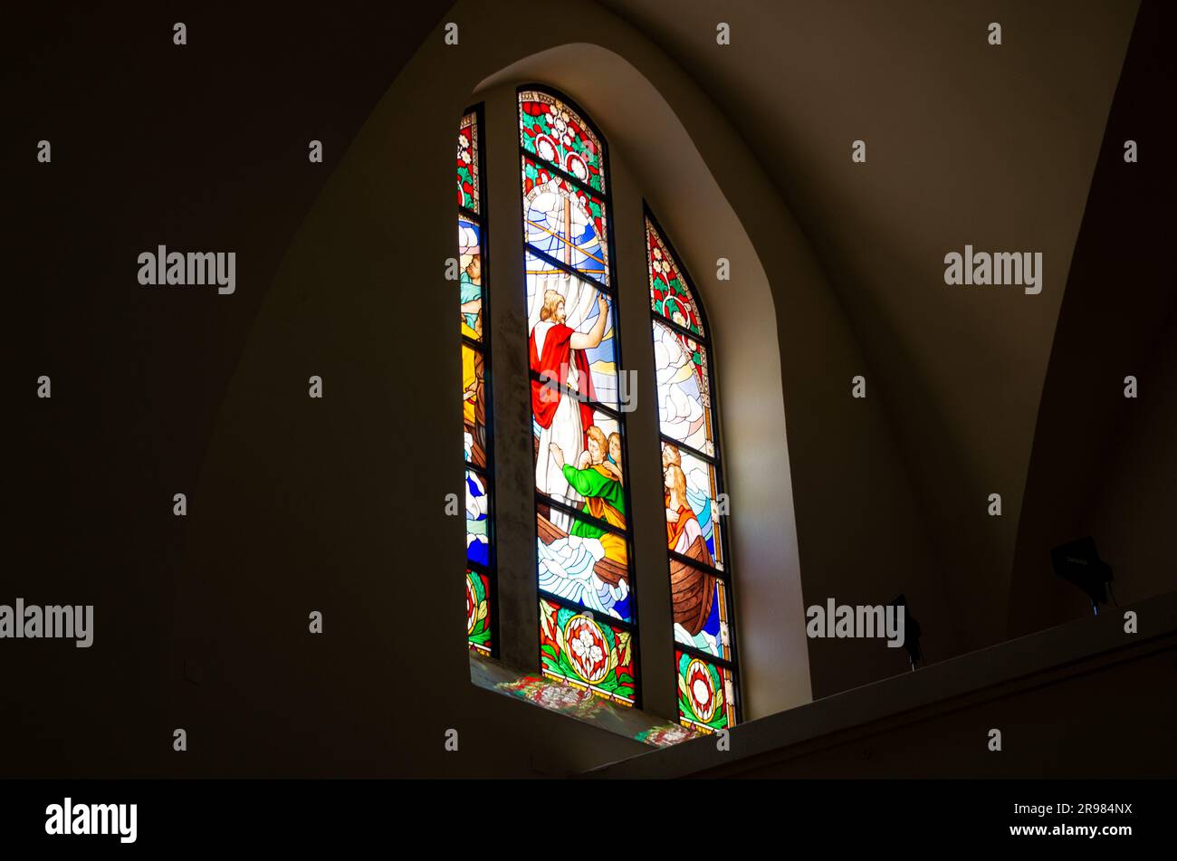 Wunderschönes altes Buntglasfenster, Christ's Church, Qingdao, Juni 24.2023 Stockfoto