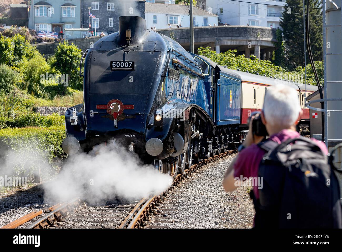 Ein trainspotter riskiert alles für das perfekte Bild der Sir Nigel Gresley LNER A4 Nummer 60007 Dampflok Stockfoto
