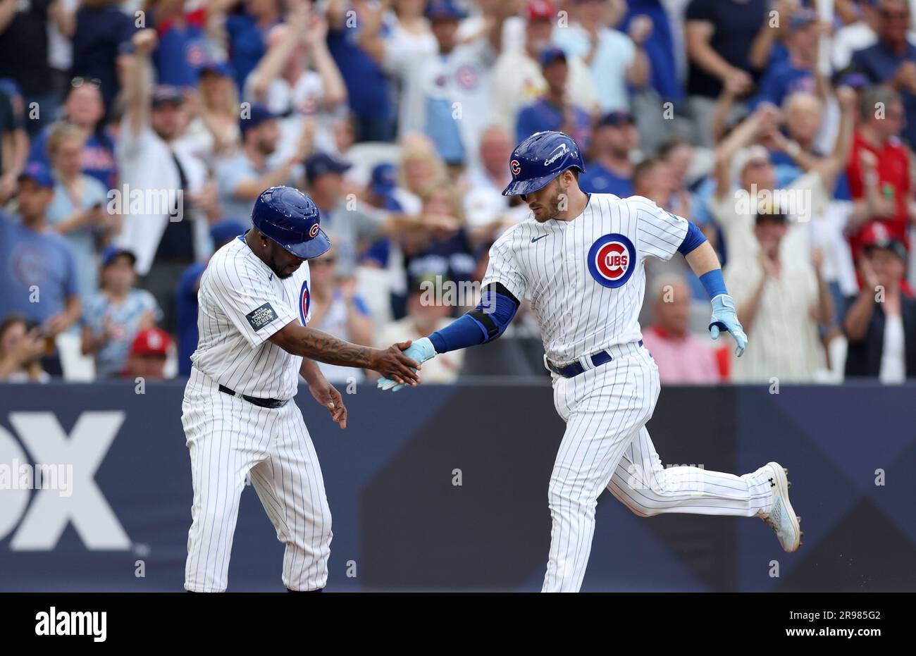 London, Großbritannien. 24. Juni 2023. Ian Happ (R) von Chicago Cubs feiert einen Homerun während des Spiels der MLB London Series zwischen St. Louis Cardinals und Chicago Cubs im London Stadium in London, Großbritannien, am 24. Juni 2023. Kredit: Li Ying/Xinhua/Alamy Live News Stockfoto