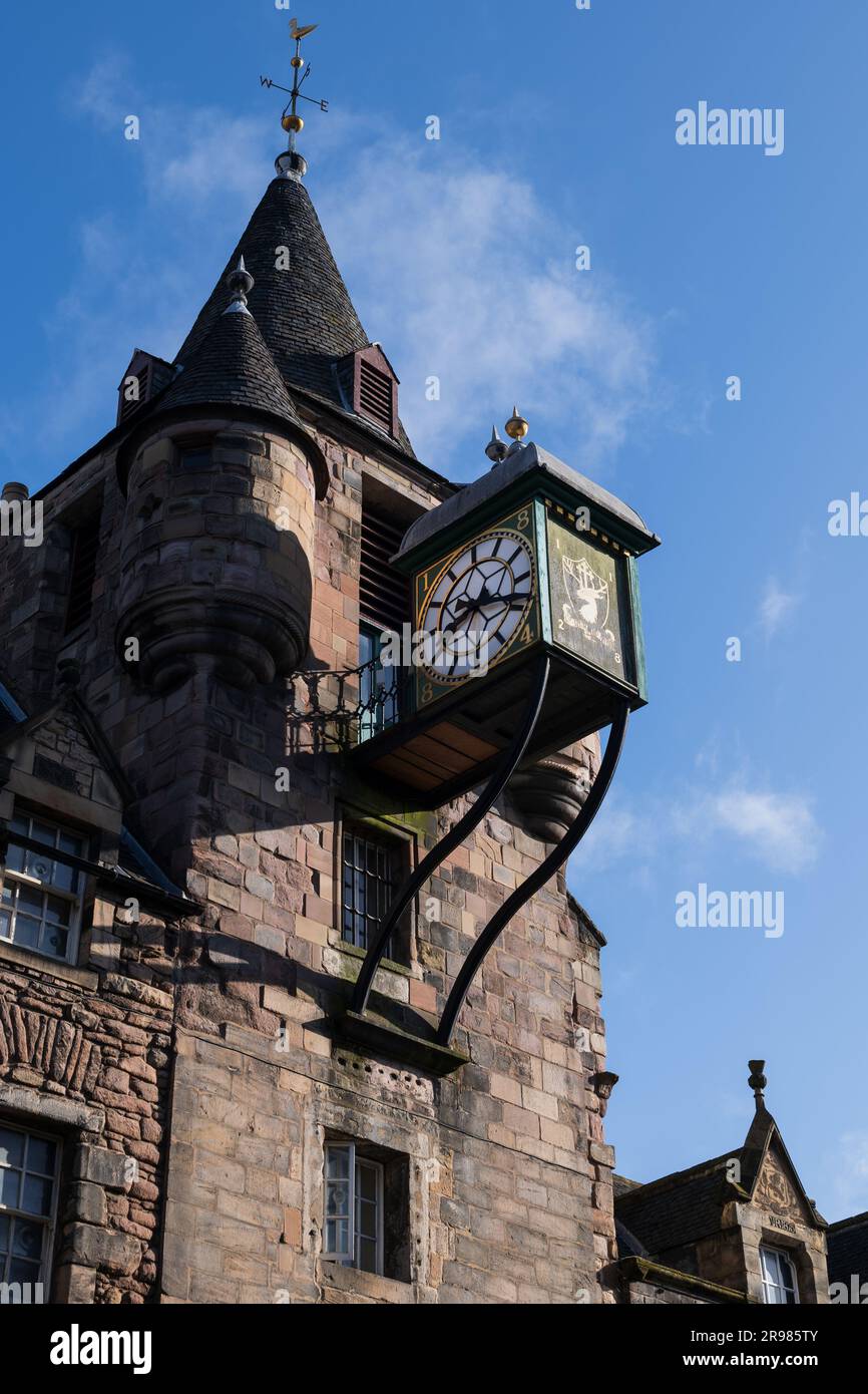 Turm mit Uhr von Canongate Tolbooth und Tolbooth Tavern in der Royal Mile in Edinburgh, Schottland, Großbritannien. Historisches Wahrzeichen in der Altstadt von 15 Stockfoto