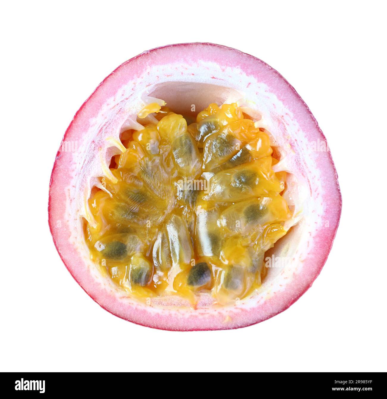 Draufsicht auf halbgeschliffene frische, reife Passionsfrucht, isoliert auf weißem Hintergrund Stockfoto