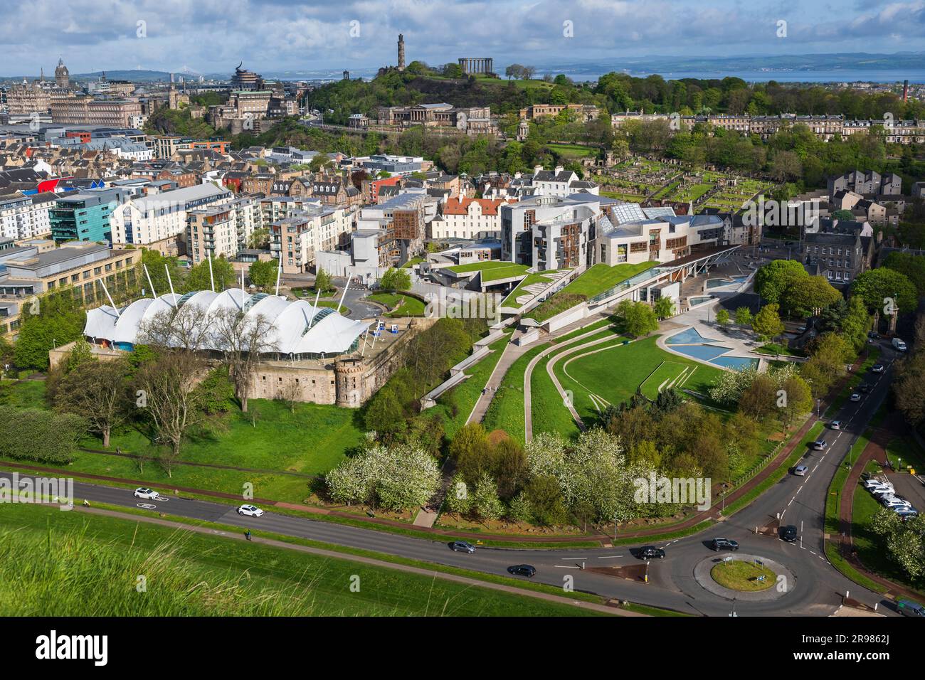 Blick über Edinburgh in Schottland, Stadtbild mit Dynamic Earth, Scottish Parliament Building und Calton Hill am anderen Ende Stockfoto
