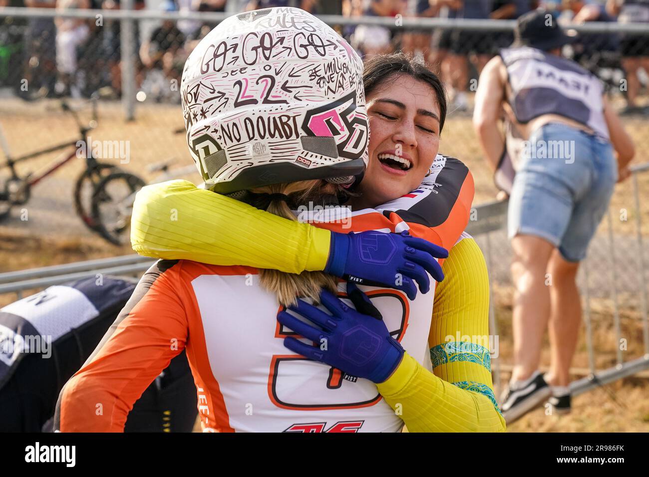 ARNHEM, NIEDERLANDE - JUNI 24: Saya Sakakibara aus Australien wird von Merel Smulders aus den Niederlanden nach dem Sieg im Elite-Finale der Frauen in Runde 3 der UCI BMX-Rennweltmeisterschaft 2023 im Sportcentrum Papendal am 24. Juni 2023 in Arnhem, Niederlande (Foto von Rene Nijhuis/BSR-Agentur), Kredit: BSR Agency/Alamy Live News, beglückwünscht Stockfoto