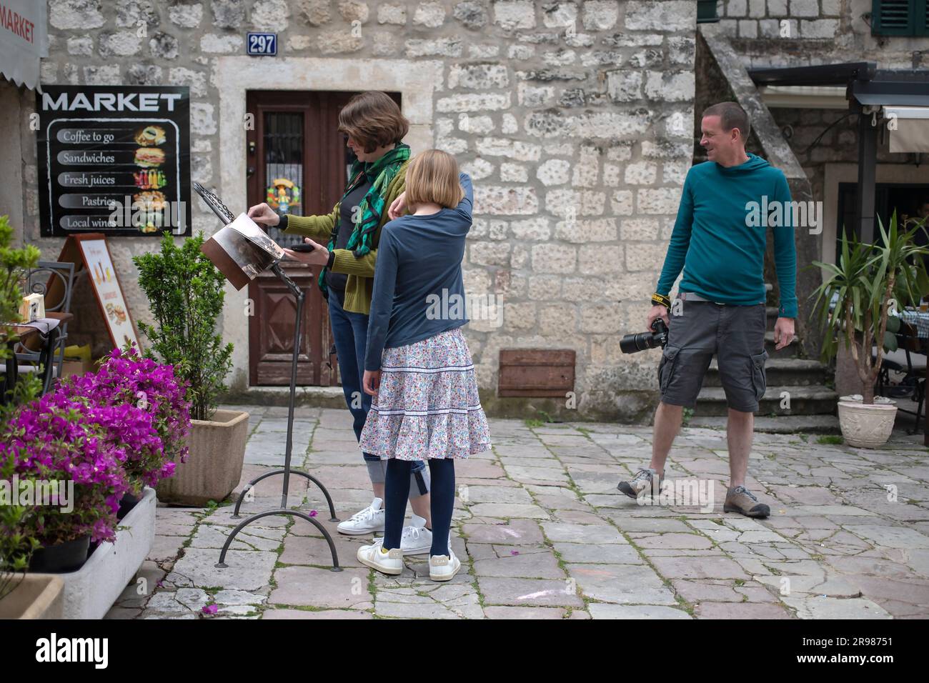 Kotor, Montenegro, 13. April 2023: Ein paar Touristen mit einer Tochter erkunden die Altstadt Stockfoto