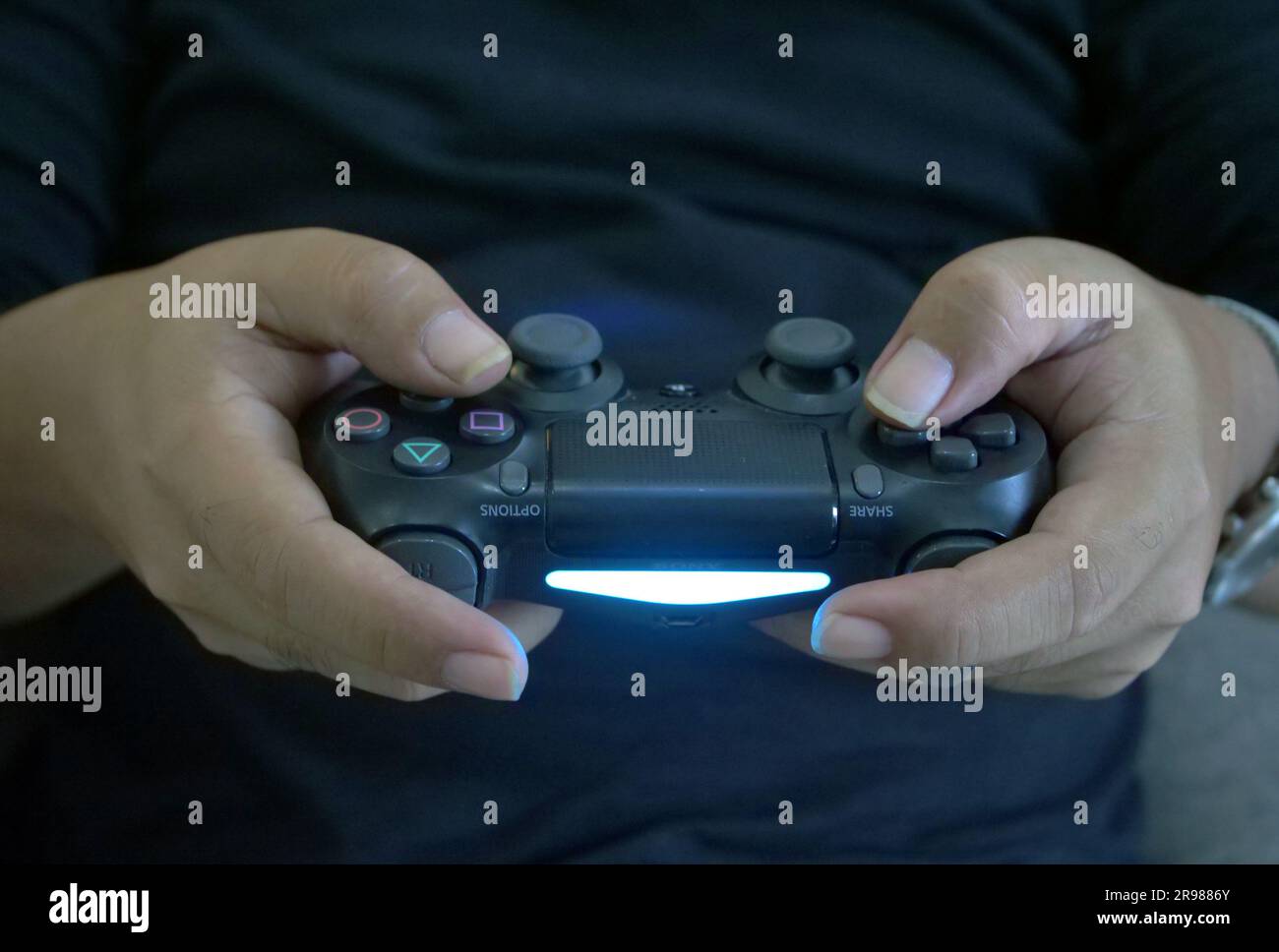Jakarta, Indonesien - 20. Juni 2023 : Nahaufnahme des PlayStation-Sticks in der Hand Stockfoto
