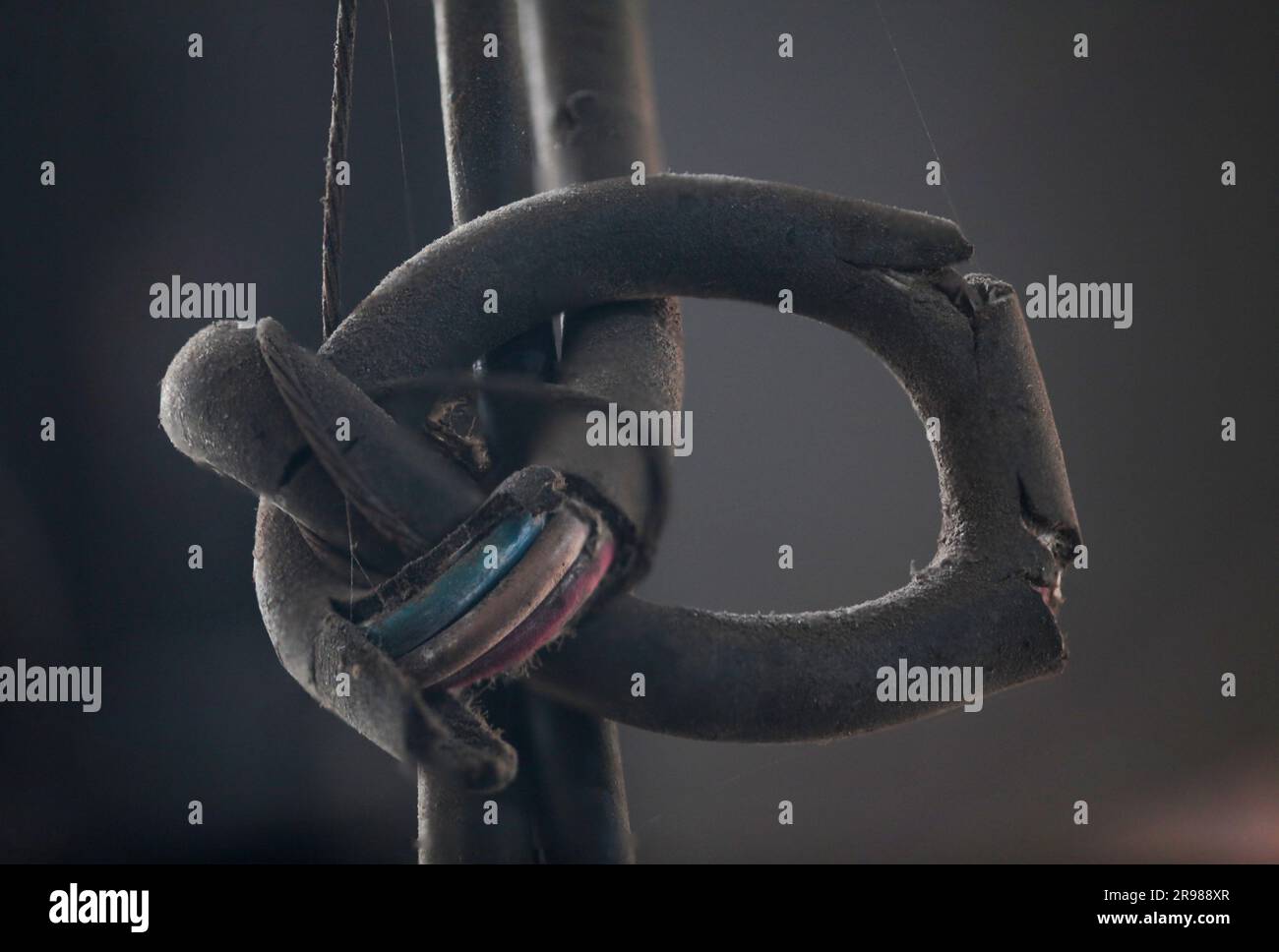 Gefährlich defektes Stromkabel. Abziehen des Netzkabels Stockfoto