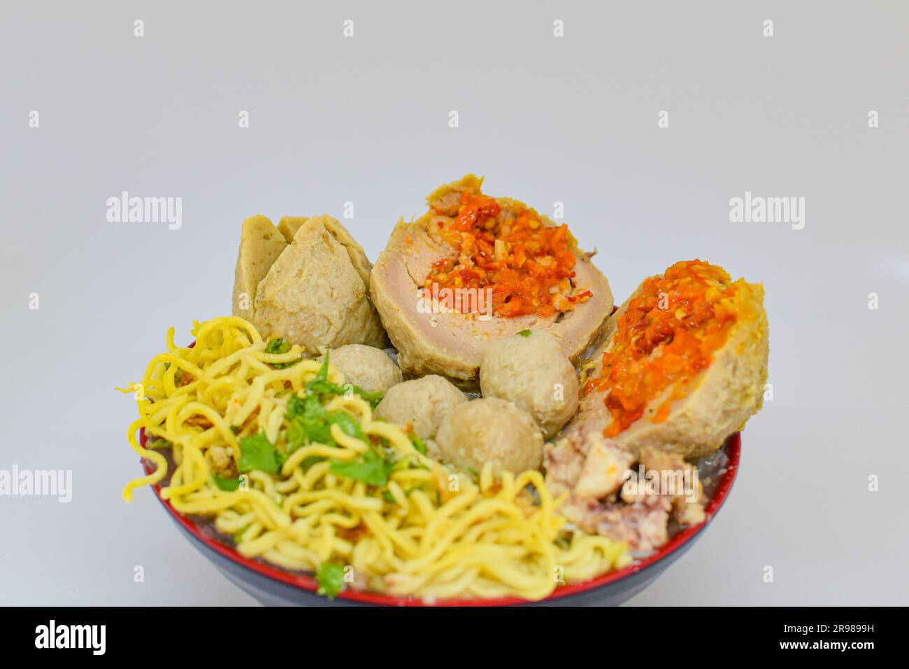 Indonesisches Essen: Fotoprodukte verschiedener Varianten von Fleischbällchen mit unterschiedlichen Layouts und verschiedenen Bildwinkeln in Fotostudio-Qualität Stockfoto