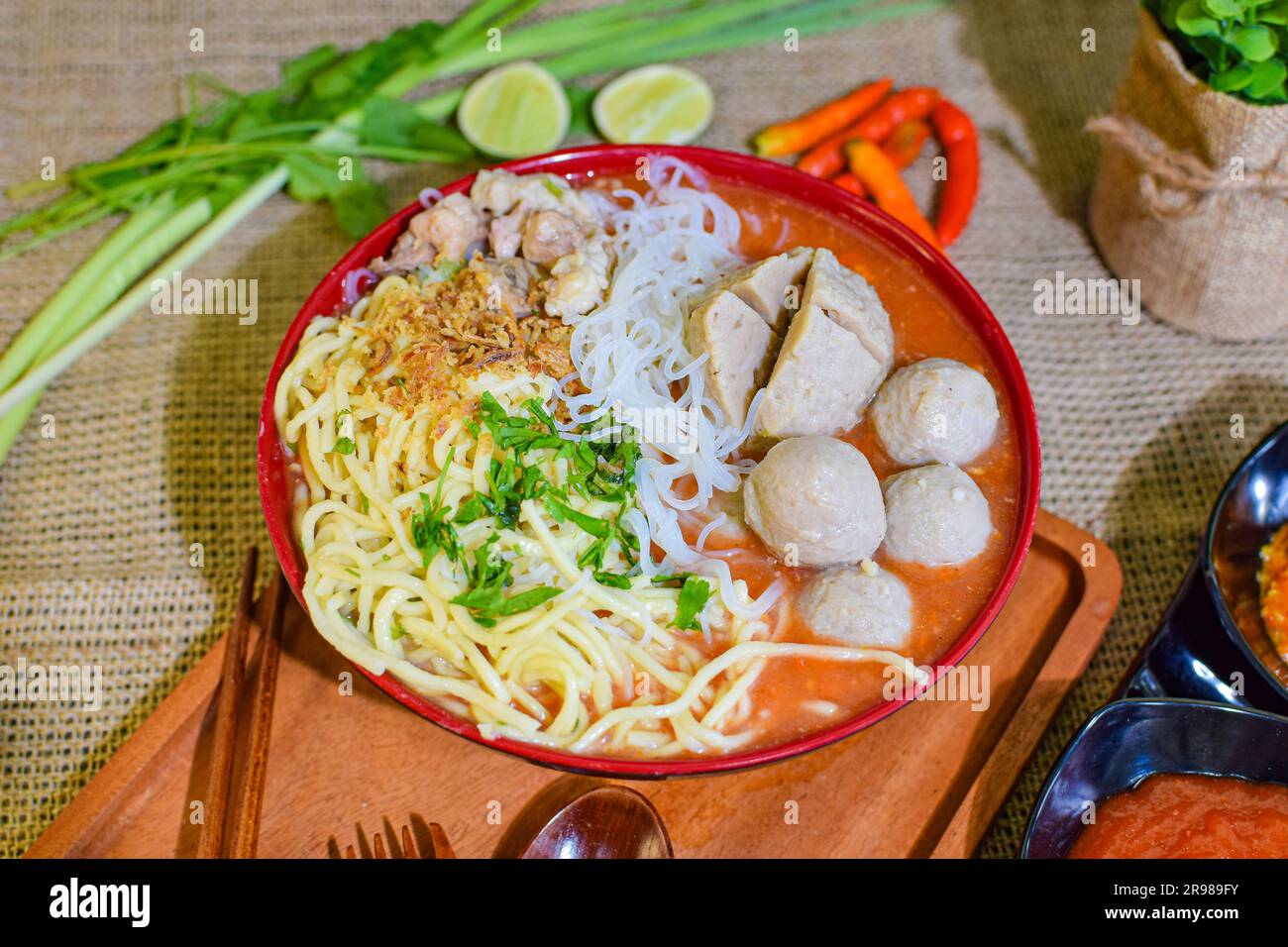 Indonesisches Essen: Fotoprodukte verschiedener Varianten von Fleischbällchen mit unterschiedlichen Layouts und verschiedenen Bildwinkeln in Fotostudio-Qualität Stockfoto