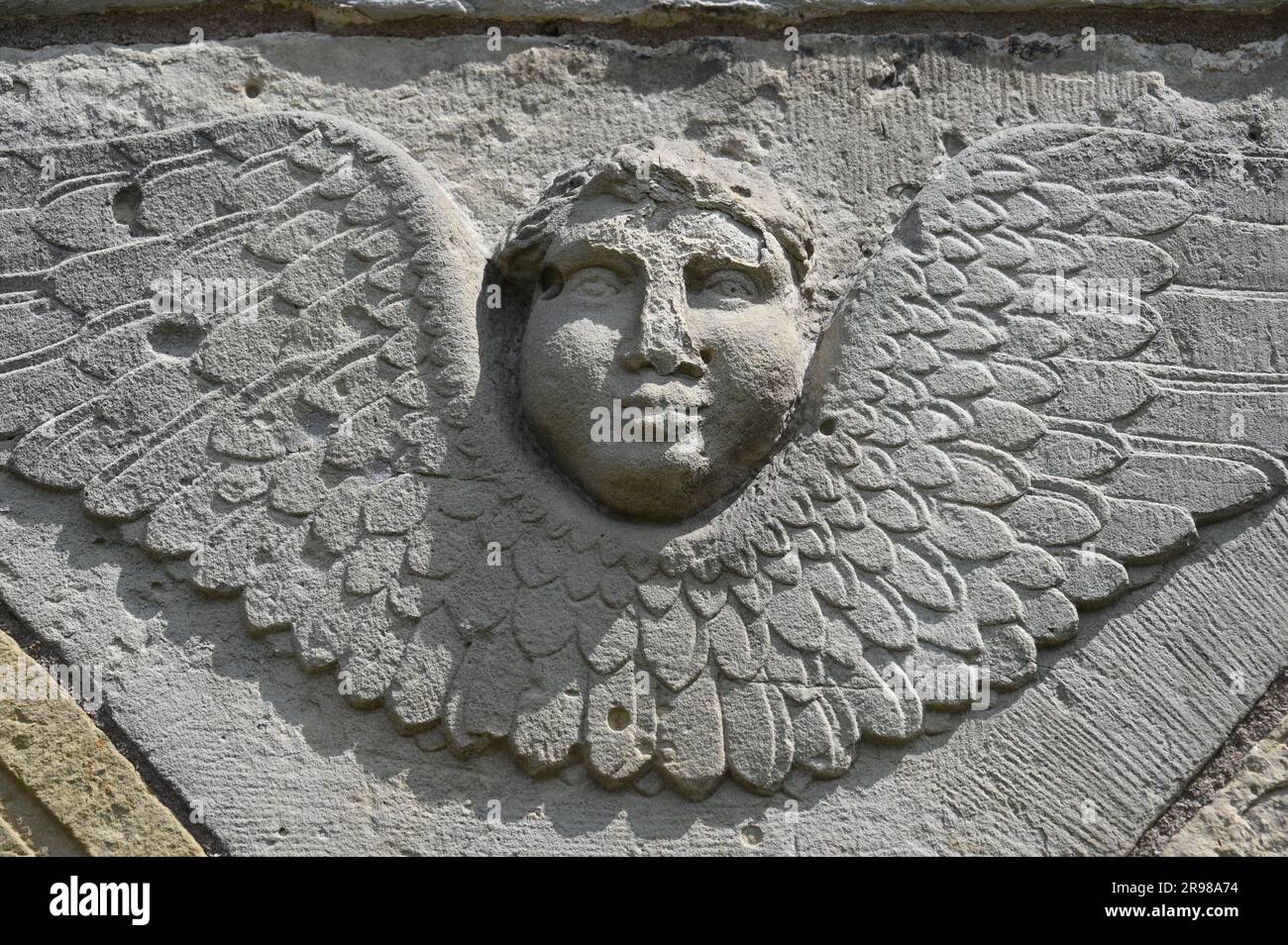 Relief eines geflügelten Engelskopfes aus der Weserrenaissance Relief eines geflügelten Engelskopfes aus der Weserrenaissance Stockfoto