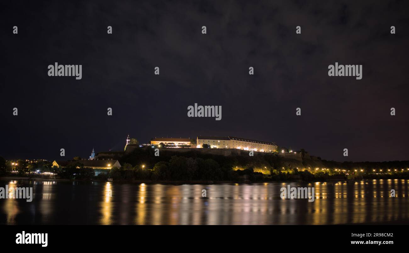 Petrovaradin Festung in Novi Sad, Serbien bei Nacht Stockfoto