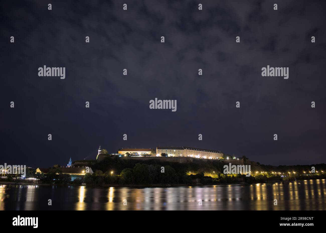 Petrovaradin Festung in Novi Sad, Serbien bei Nacht Stockfoto