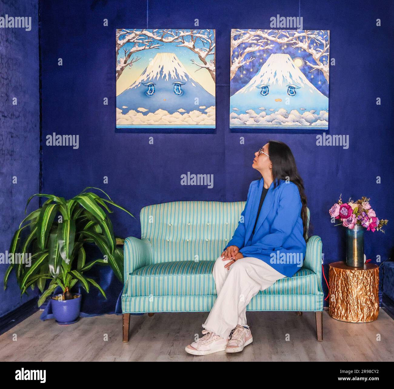 London, Großbritannien. 25. Juni 2023. (L) Berg Fuji Winter Morning, (R) Berg Fuji Winter Night, Acryl auf Canvas. Die japanische Philosophie und ein Kunststil, der mit dem Land der Welt verbunden ist, vereint Ryoko Kaneta eine einzigartige Möglichkeit, den Glauben, dass Gott in allen Wesen lebt, zum Leben zu erwecken. Bis zum 8. Juli. Kredit: Paul Quezada-Neiman/Alamy Live News Stockfoto