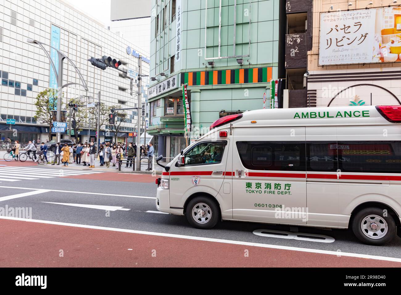 Japanischer Krankenwagen auf den Straßen von tokio von der feuerwehr in tokio, japan, asien, 2023 Stockfoto