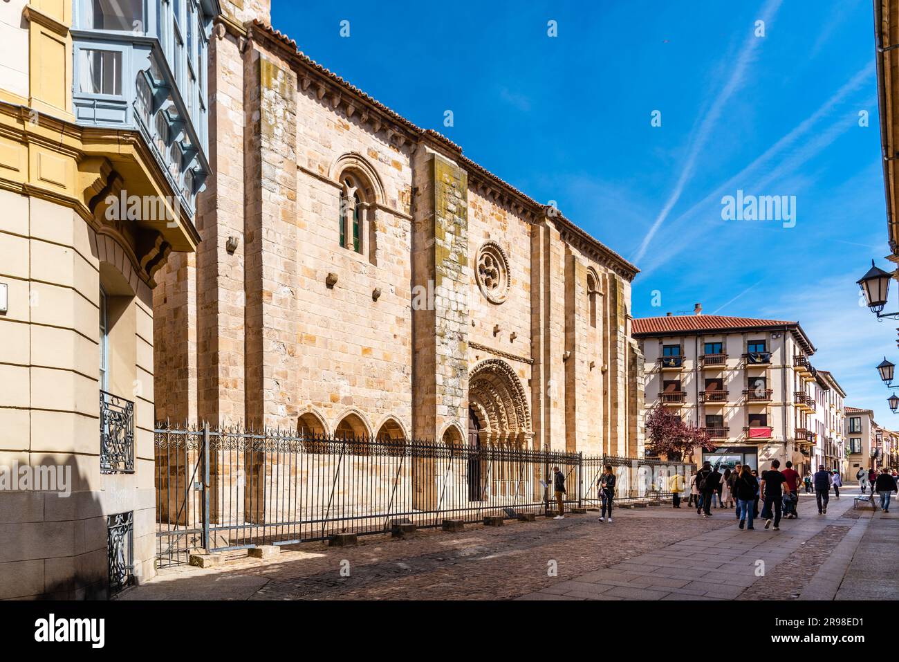 Zamora, Spanien - 7. April 2023: Außenansicht der Kirche Santa Maria Magdalena Stockfoto